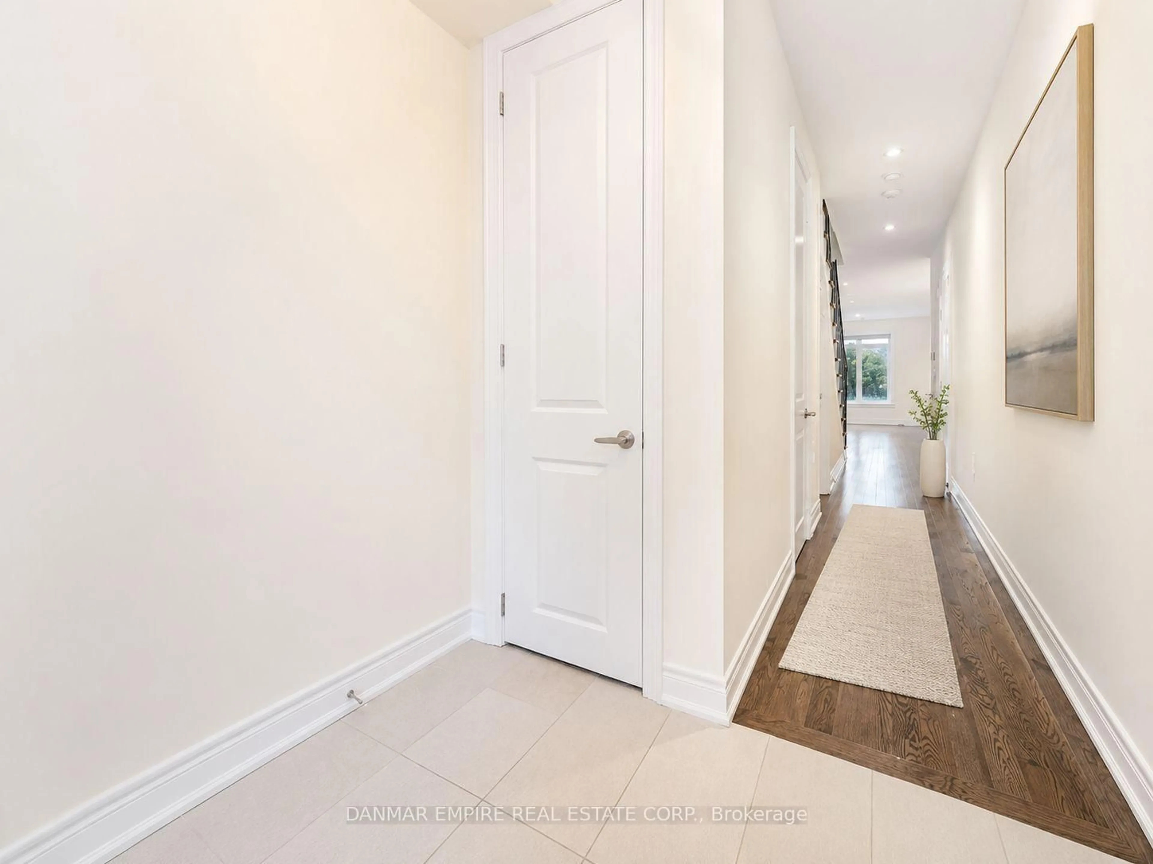Indoor entryway for 11 Hiawatha Crt, Vaughan Ontario L4L 0J2