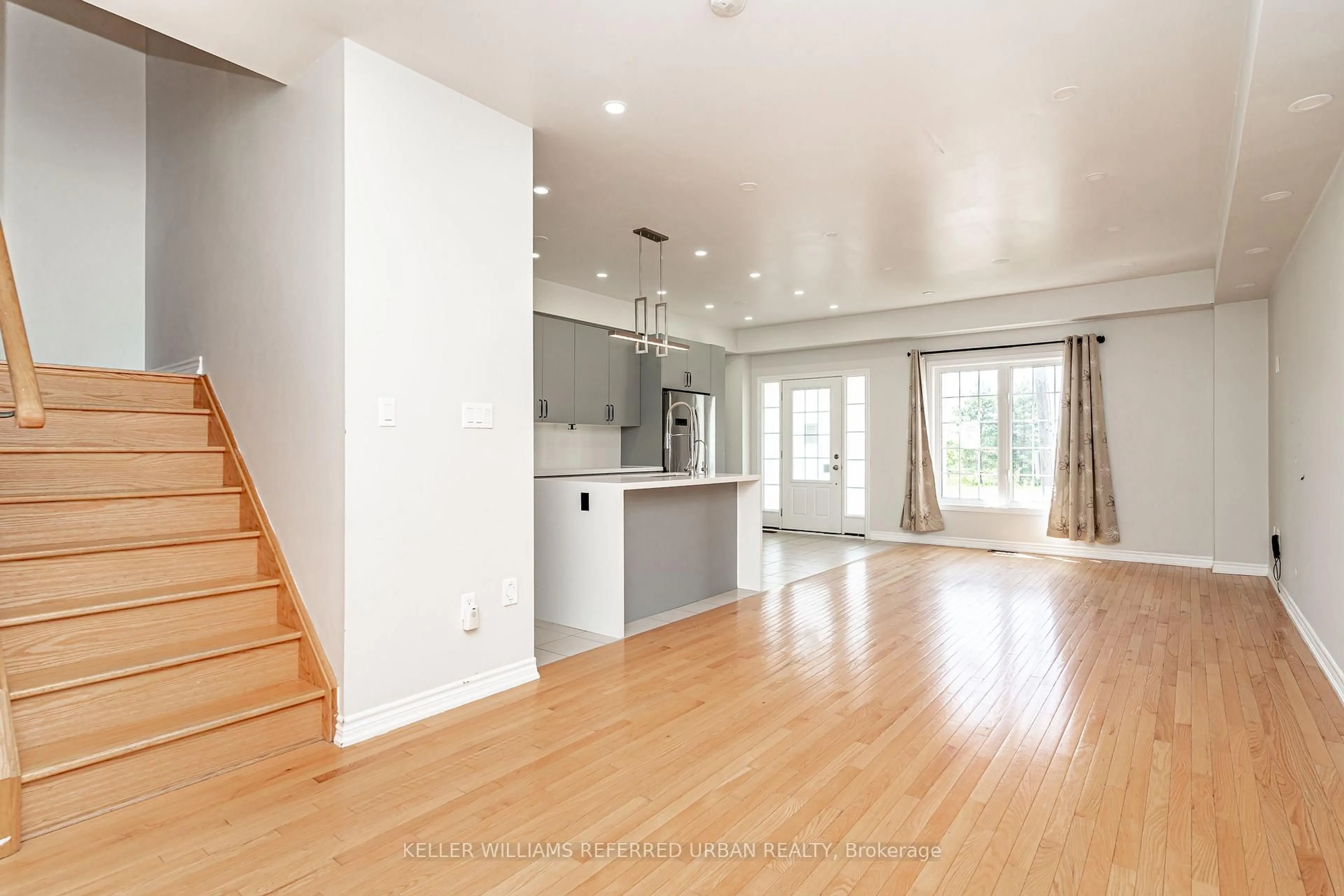 Open concept kitchen, wood/laminate floor for 13313 Bathurst St, Richmond Hill Ontario L4E 0Z6