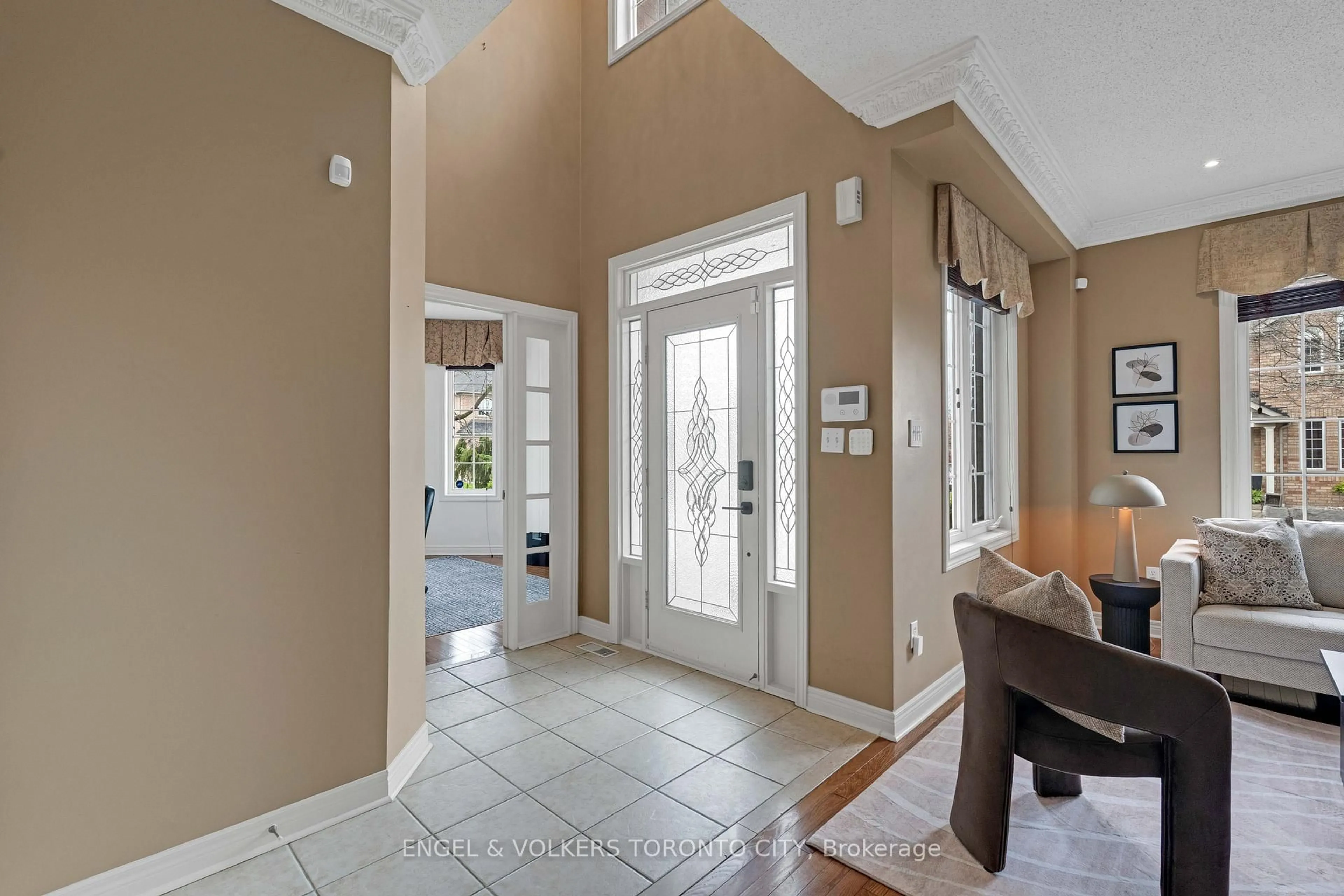 Indoor entryway for 342 Sunset Rdge, Vaughan Ontario L4H 1Z5