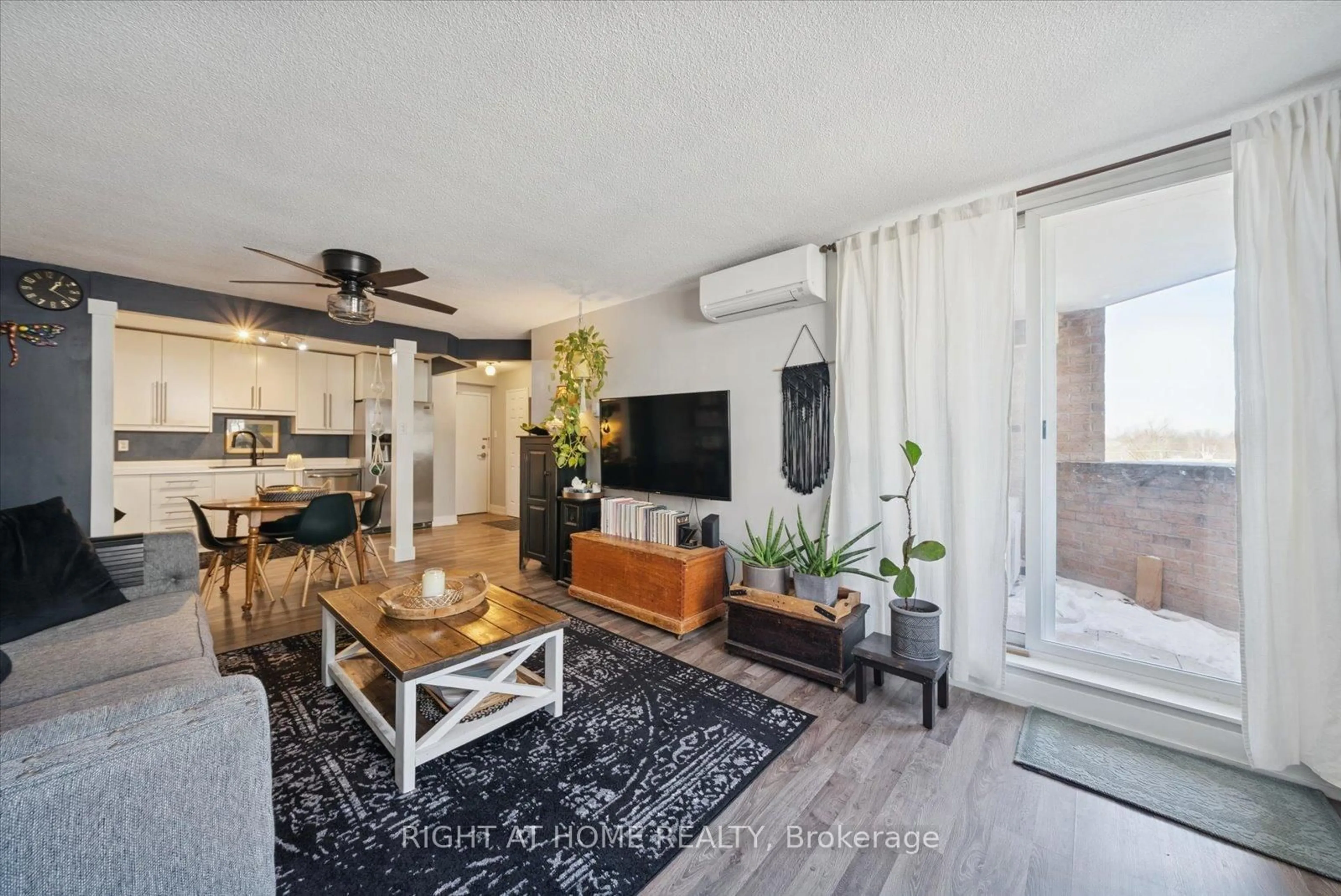 Living room with furniture, unknown for 260 Davis Dr #707, Newmarket Ontario L3Y 7C3