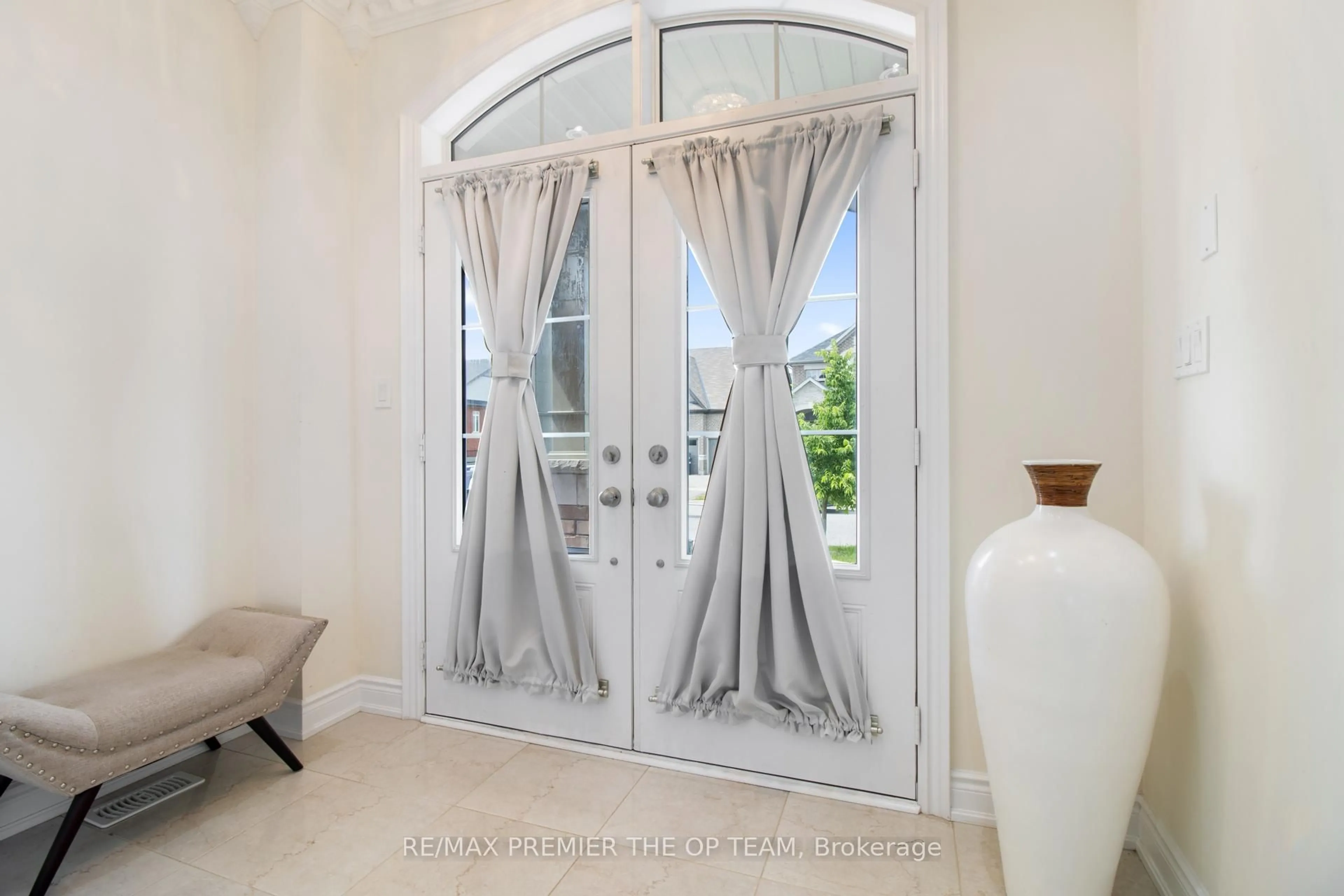 Indoor entryway for 977 Wickham Rd, Innisfil Ontario L9S 0N5