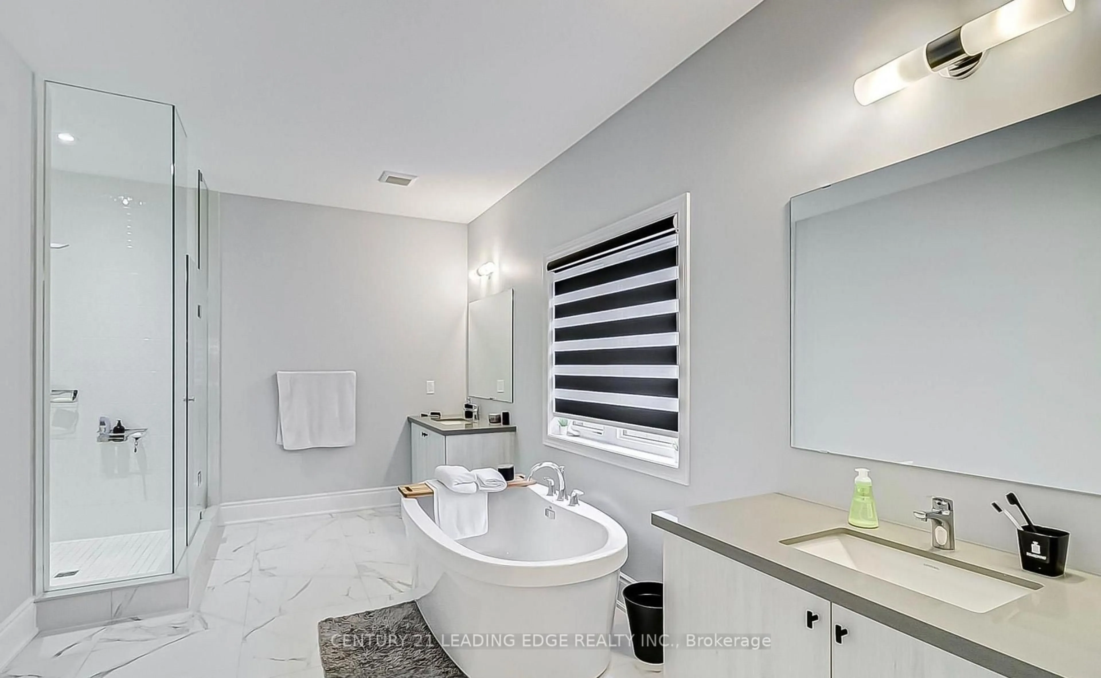 Contemporary bathroom, ceramic/tile floor for 37 Woodhaven Ave, Aurora Ontario L4G 3Y1