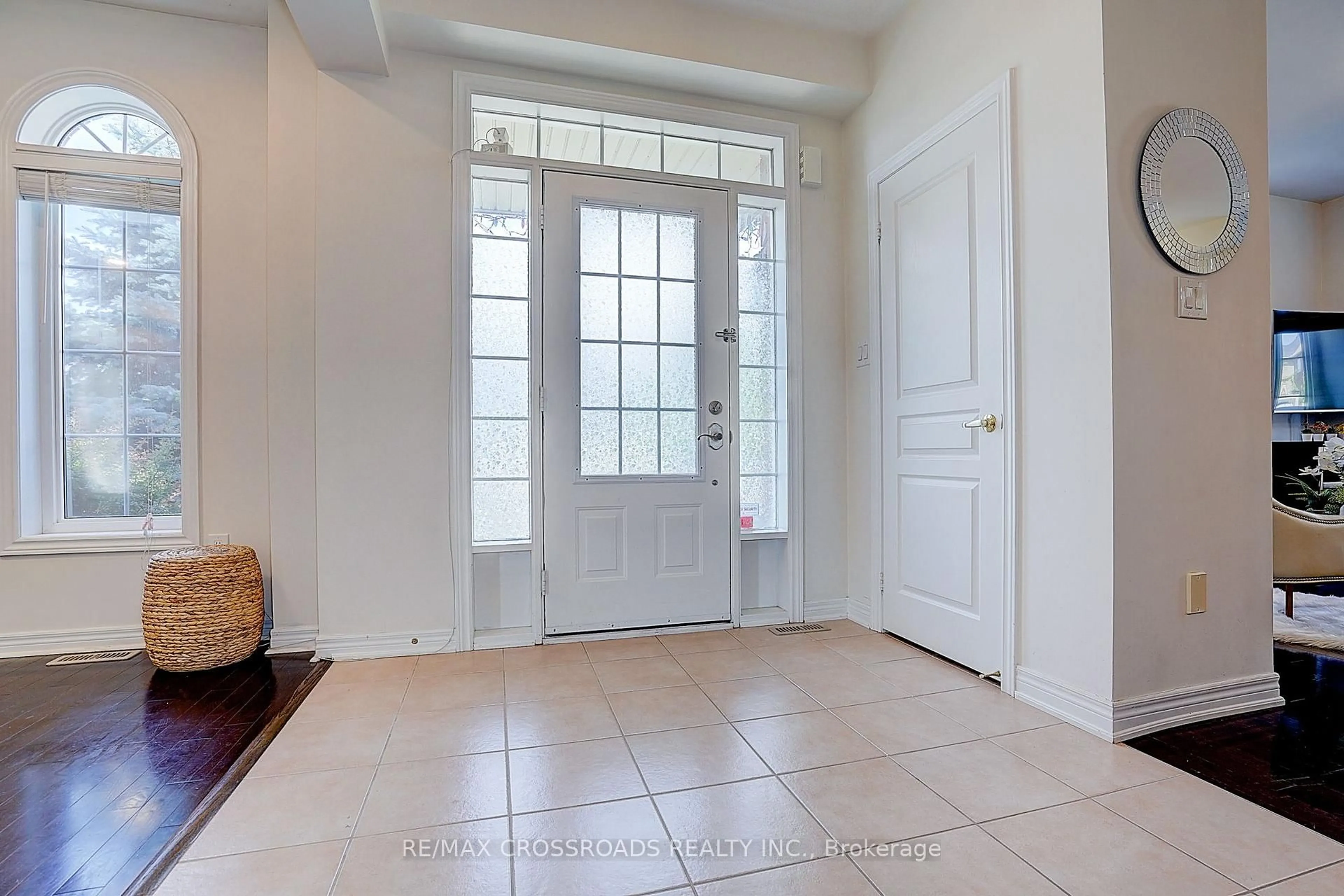 Indoor entryway for 205 Box Grove By- Pass, Markham Ontario L6B 0L1