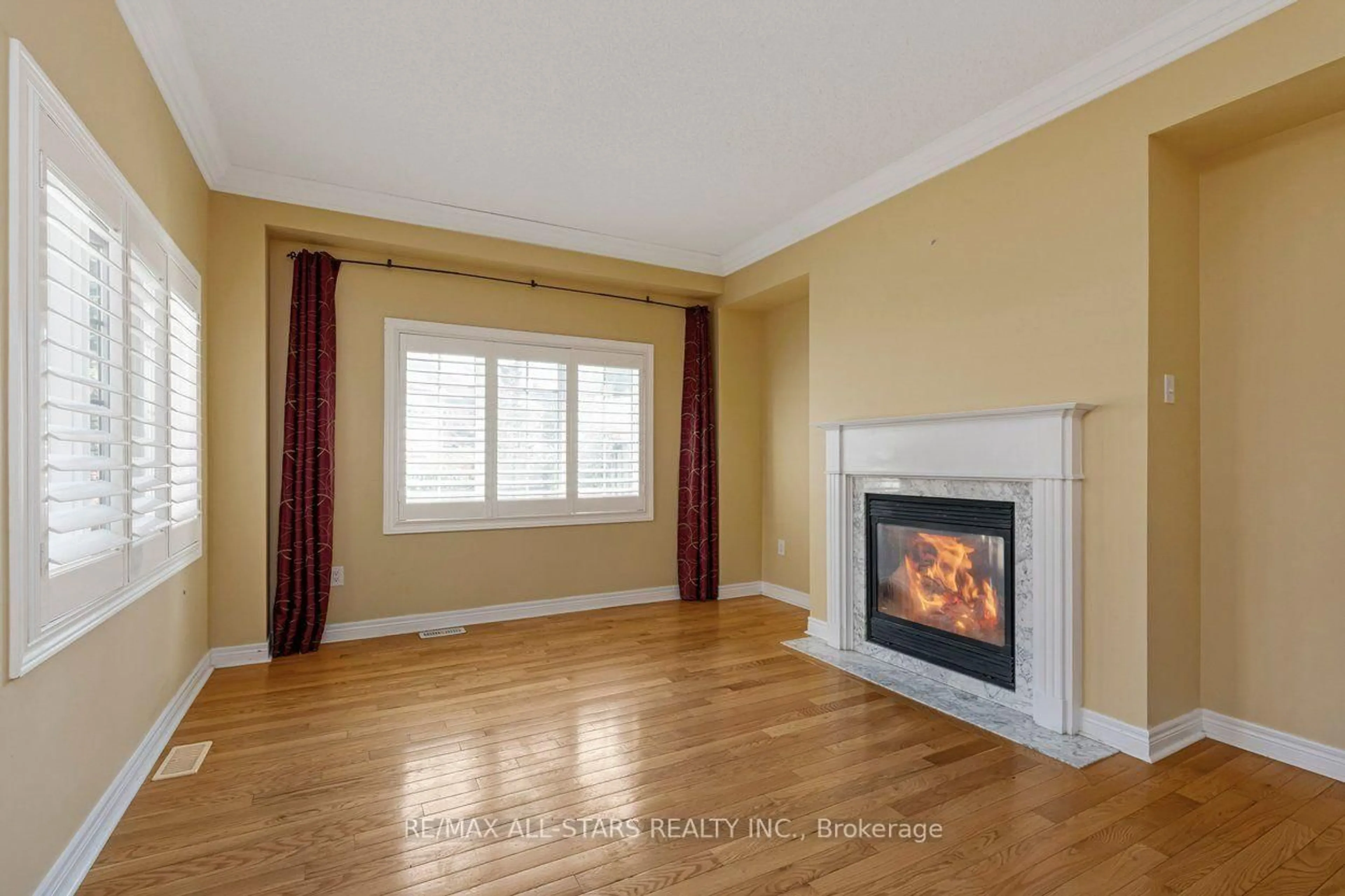 Living room with furniture, wood/laminate floor for 113 Louisbourg Way, Markham Ontario L6E 2A2