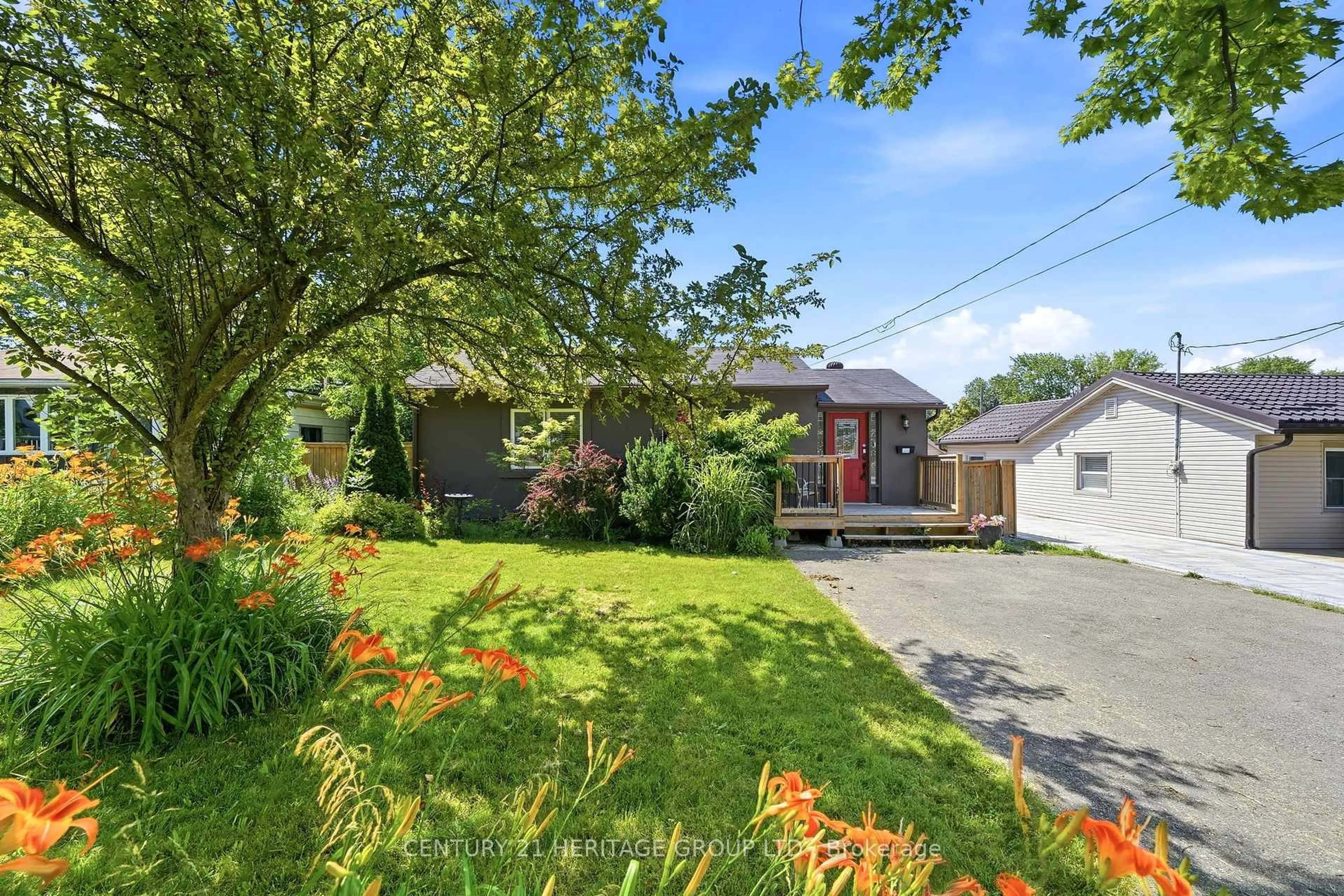 A pic from outside/outdoor area/front of a property/back of a property/a pic from drone, street for 143 Silas Blvd, Georgina Ontario L4P 2K2