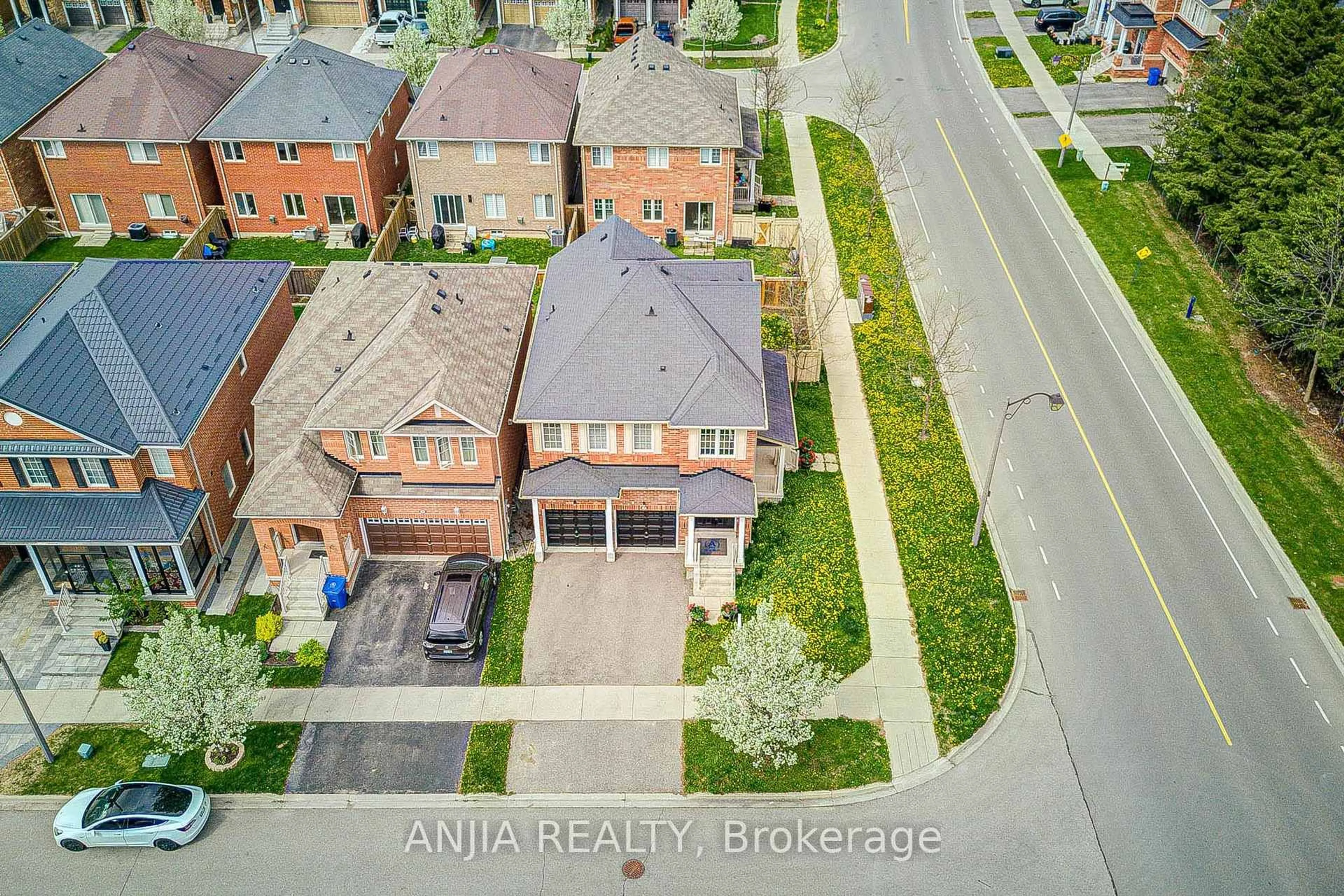 A pic from outside/outdoor area/front of a property/back of a property/a pic from drone, street for 2 Horn St, Whitchurch-Stouffville Ontario L4A 0X9