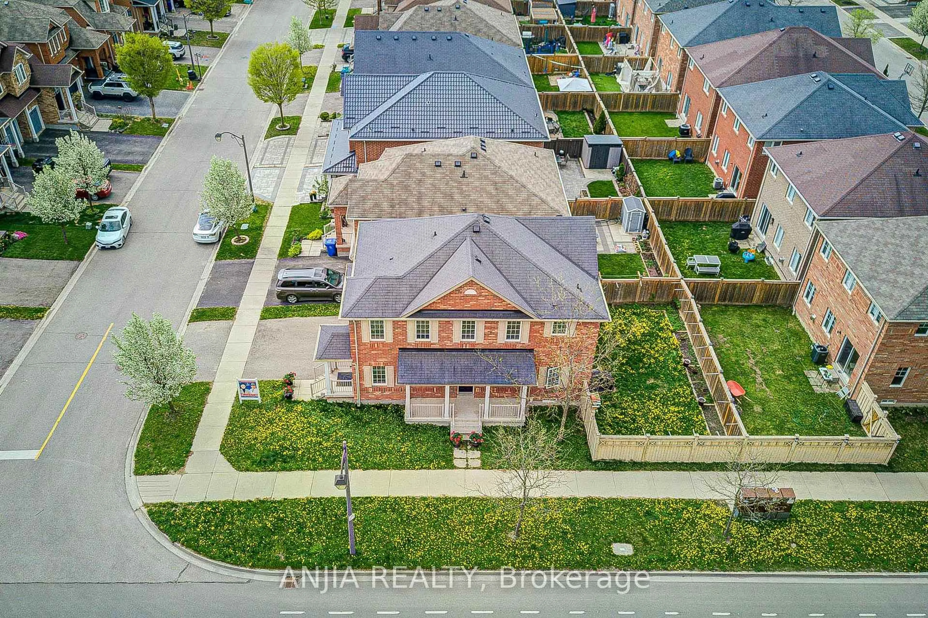 A pic from outside/outdoor area/front of a property/back of a property/a pic from drone, street for 2 Horn St, Whitchurch-Stouffville Ontario L4A 0X9
