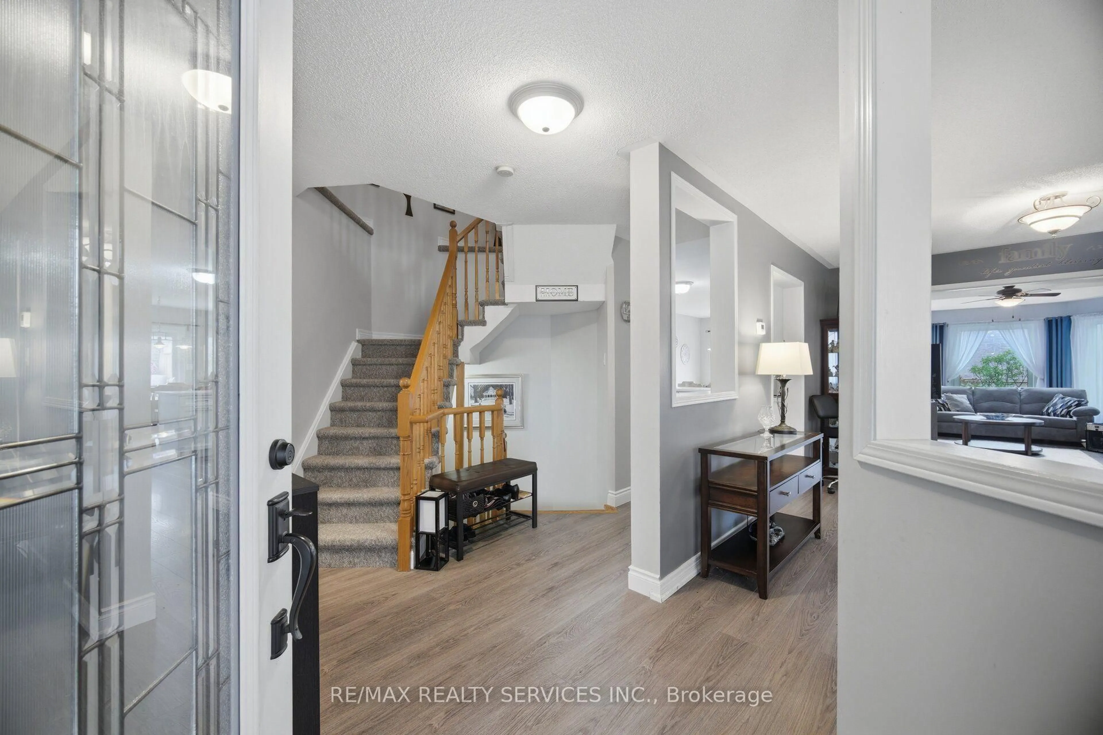 Indoor entryway for 30 Henderson Cres, New Tecumseth Ontario L9R 1Y3