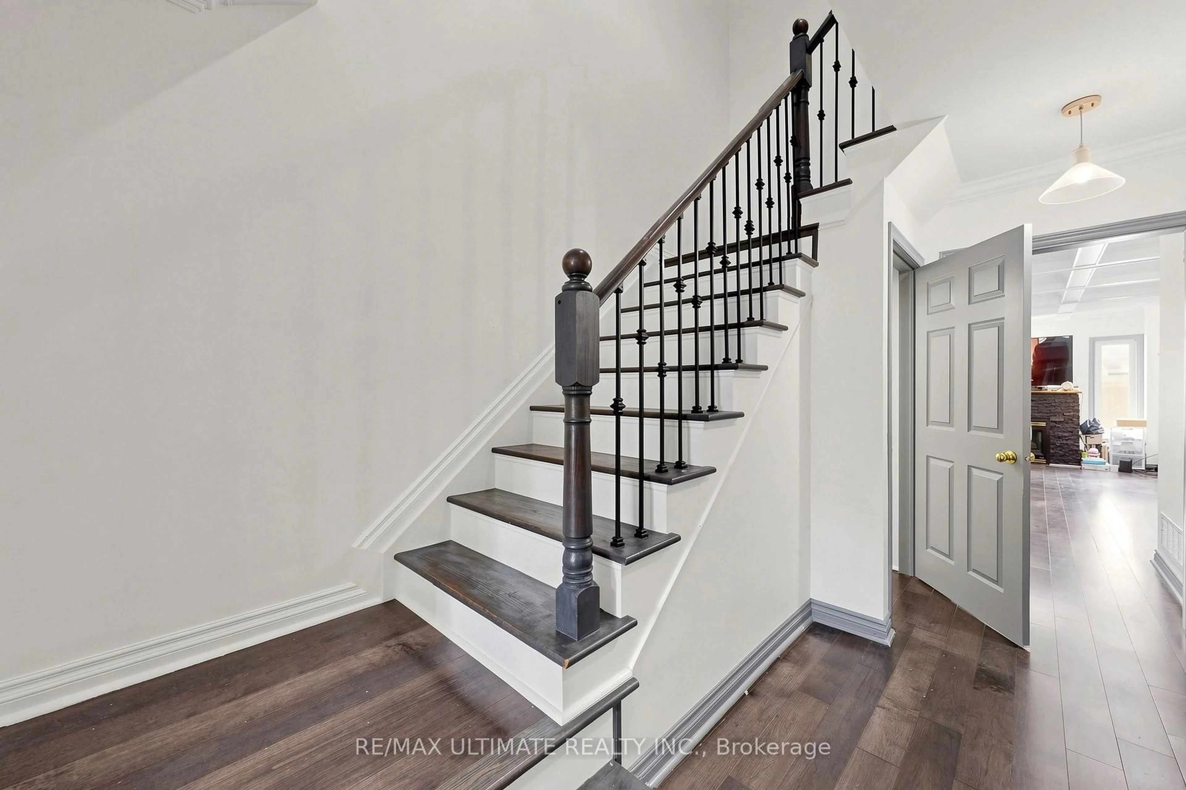 Stairs for 131 Foxchase Ave, Vaughan Ontario L4L 9H6