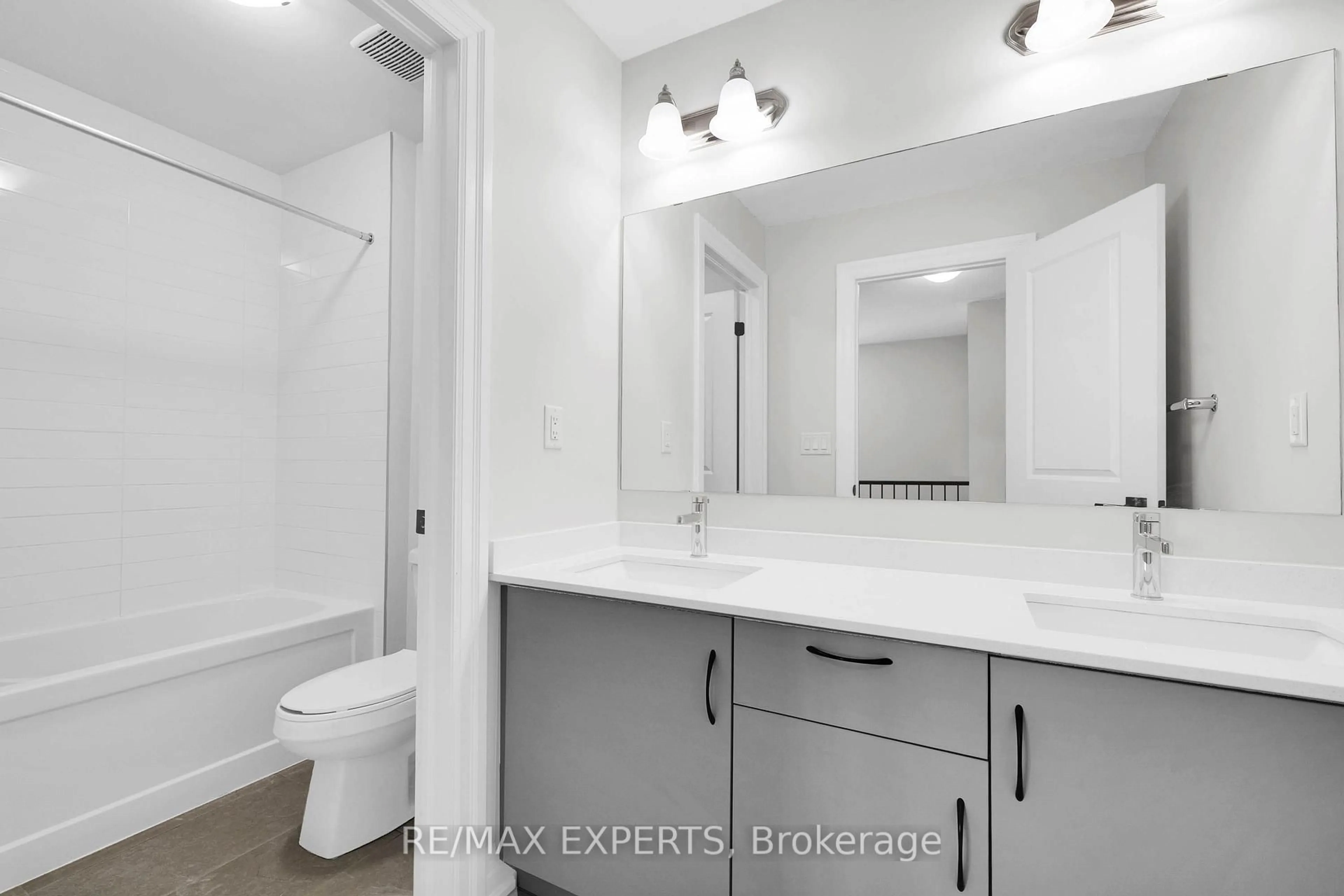 Standard bathroom, unknown for 49 Paisley Dr, Bradford West Gwillimbury Ontario L3Z 4P2