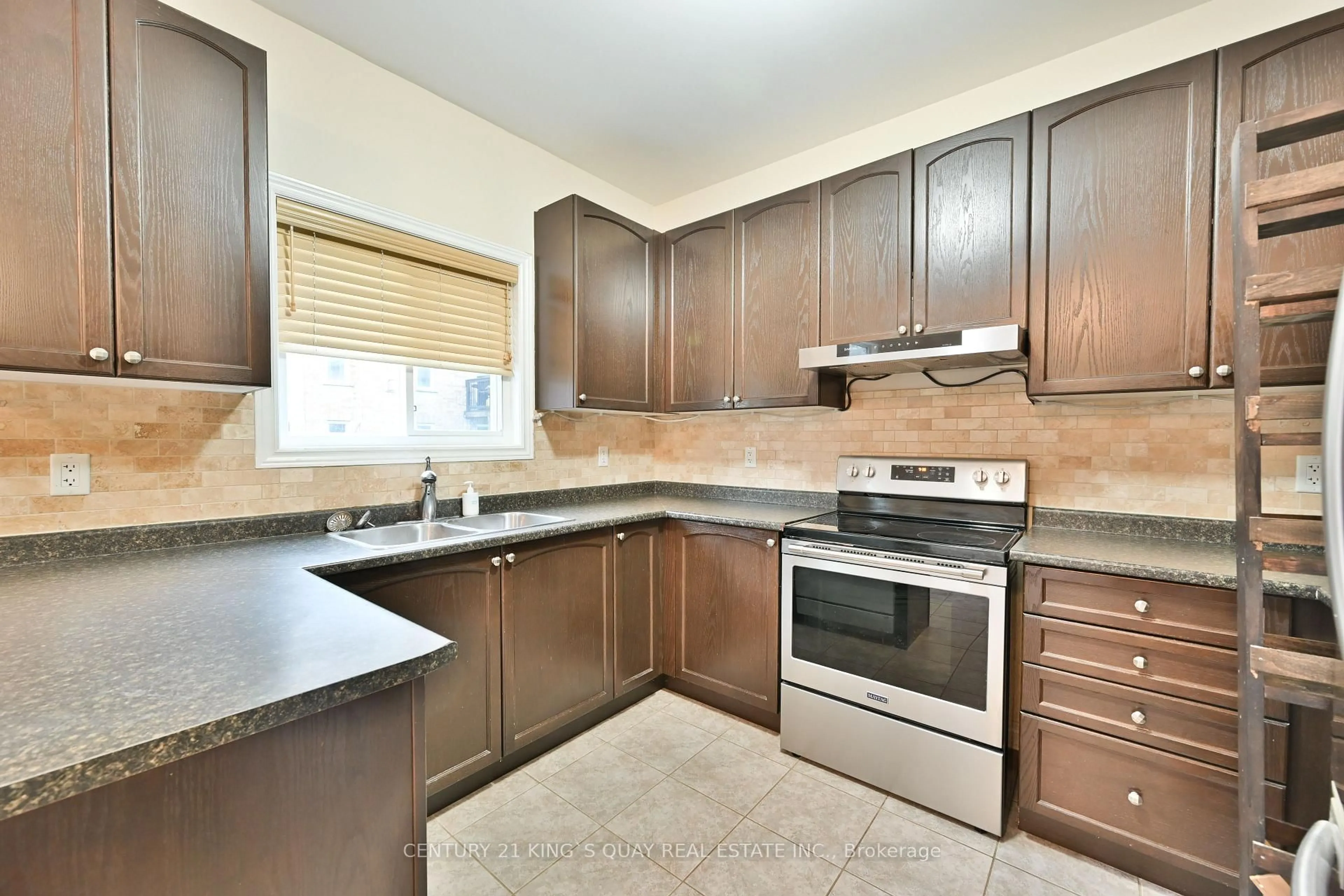 Standard kitchen, unknown for 10 Lundigan Dr, Georgina Ontario L4P 0C3