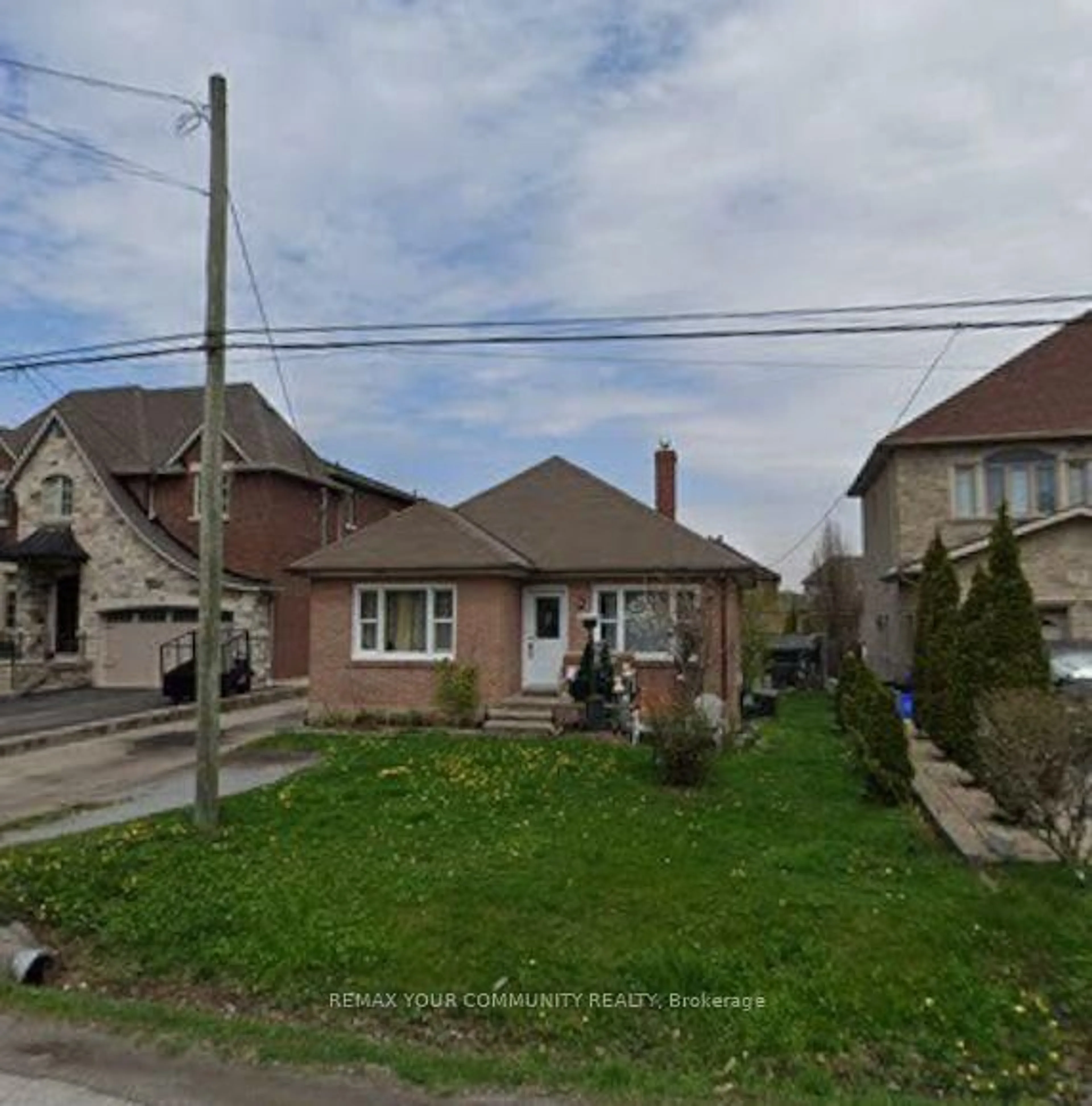 A pic from outside/outdoor area/front of a property/back of a property/a pic from drone, street for 68 Elm Grove Ave, Richmond Hill Ontario L4E 2W8
