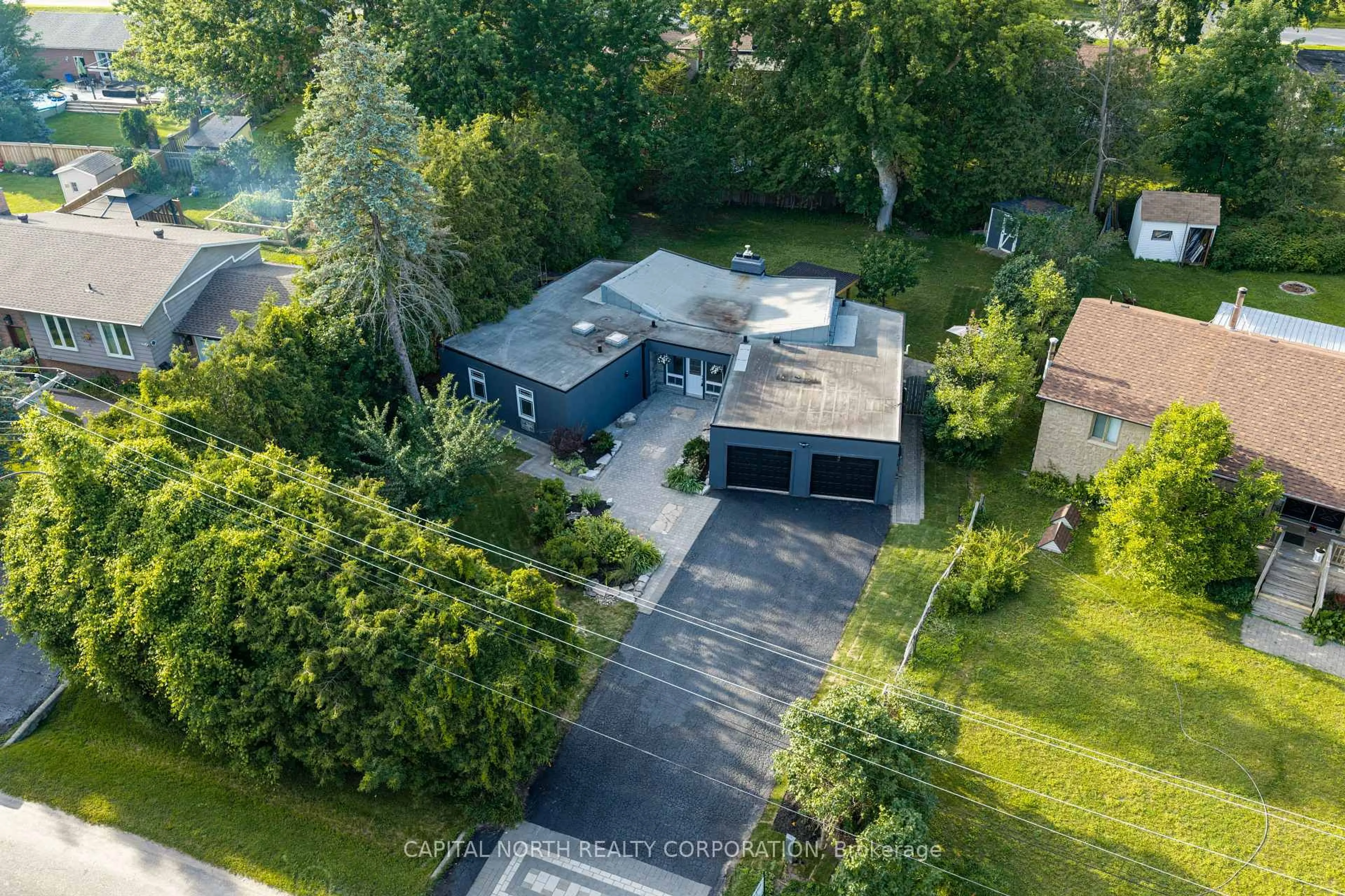 A pic from outside/outdoor area/front of a property/back of a property/a pic from drone, street for 1166 Parkway Dr, Innisfil Ontario L0L 1R0