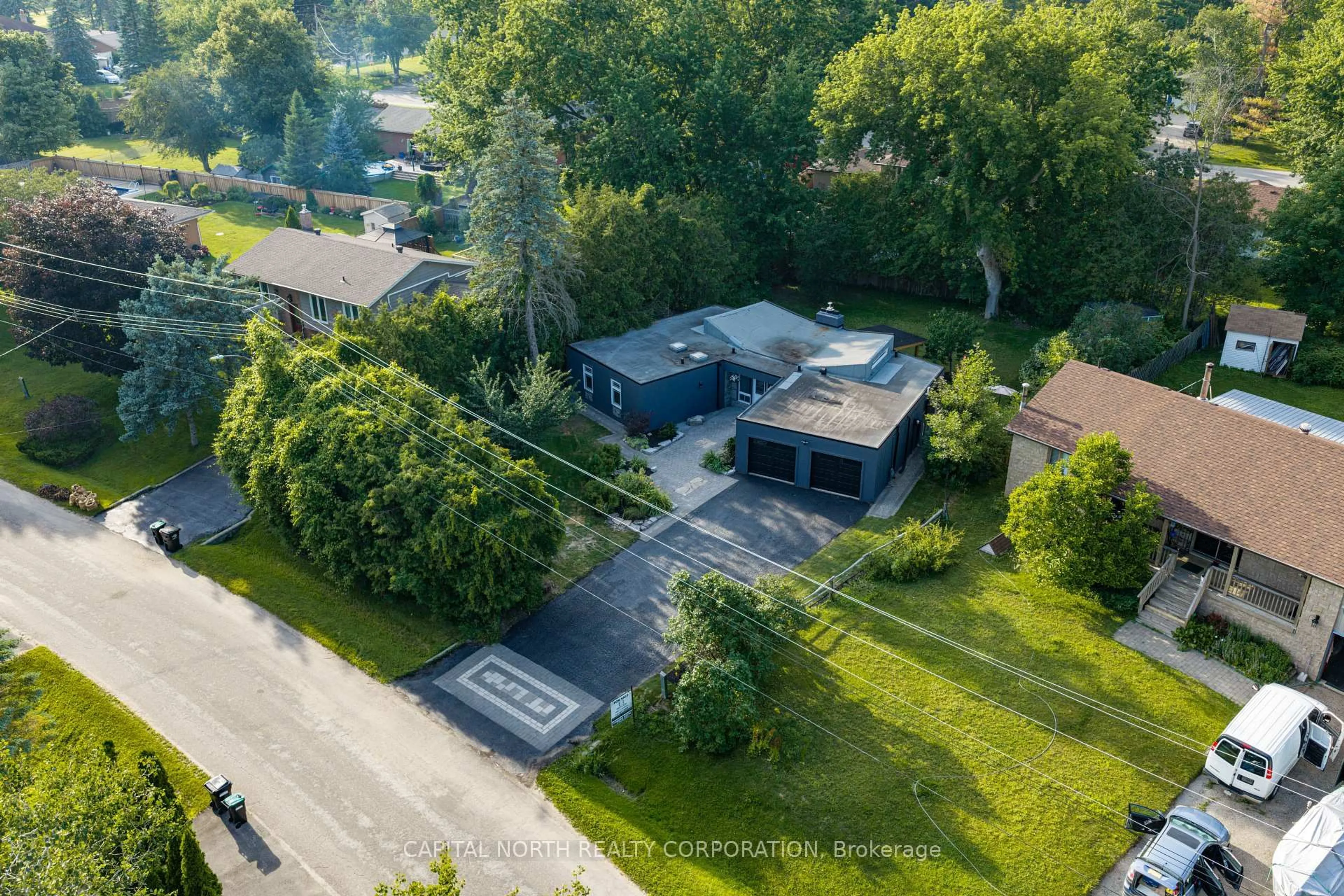 A pic from outside/outdoor area/front of a property/back of a property/a pic from drone, street for 1166 Parkway Dr, Innisfil Ontario L0L 1R0