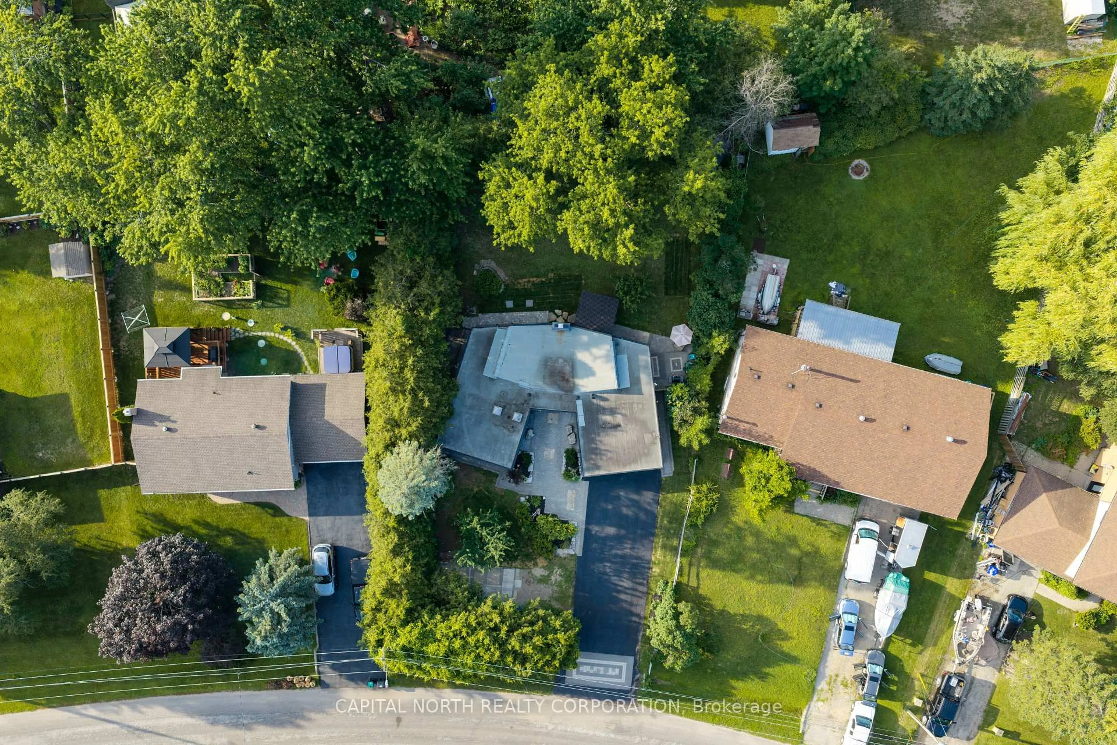 A pic from outside/outdoor area/front of a property/back of a property/a pic from drone, street for 1166 Parkway Dr, Innisfil Ontario L0L 1R0