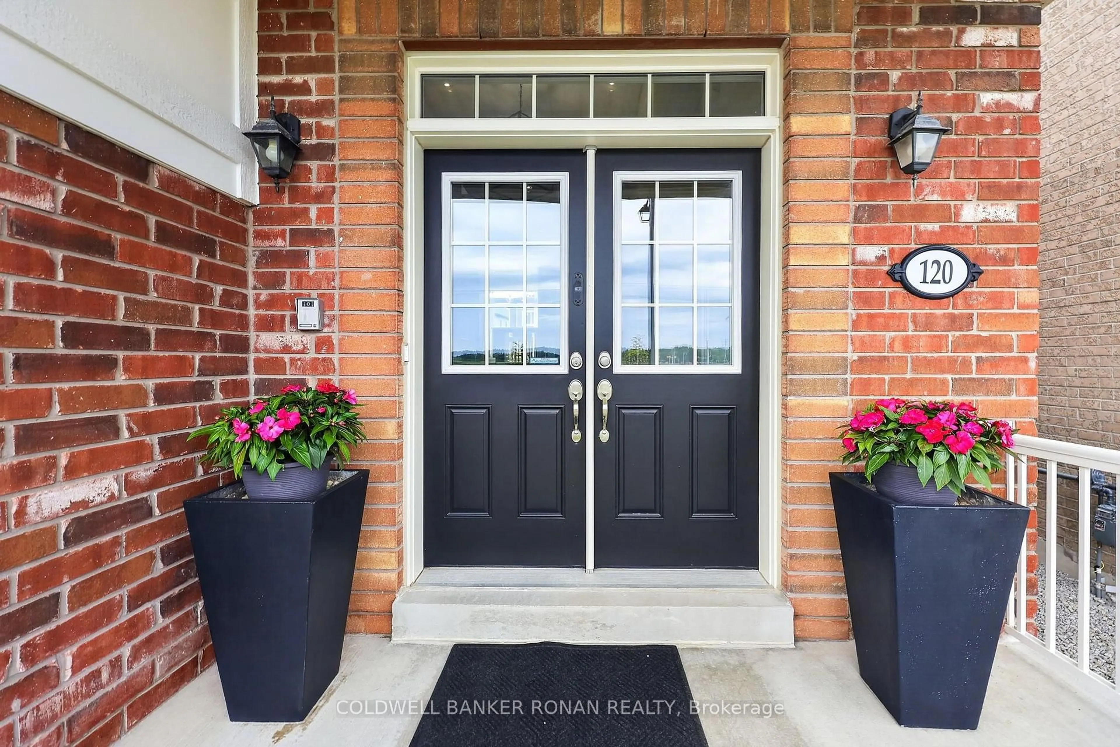Indoor entryway for 120 Lorne Thomas Pl, New Tecumseth Ontario L9R 0V8