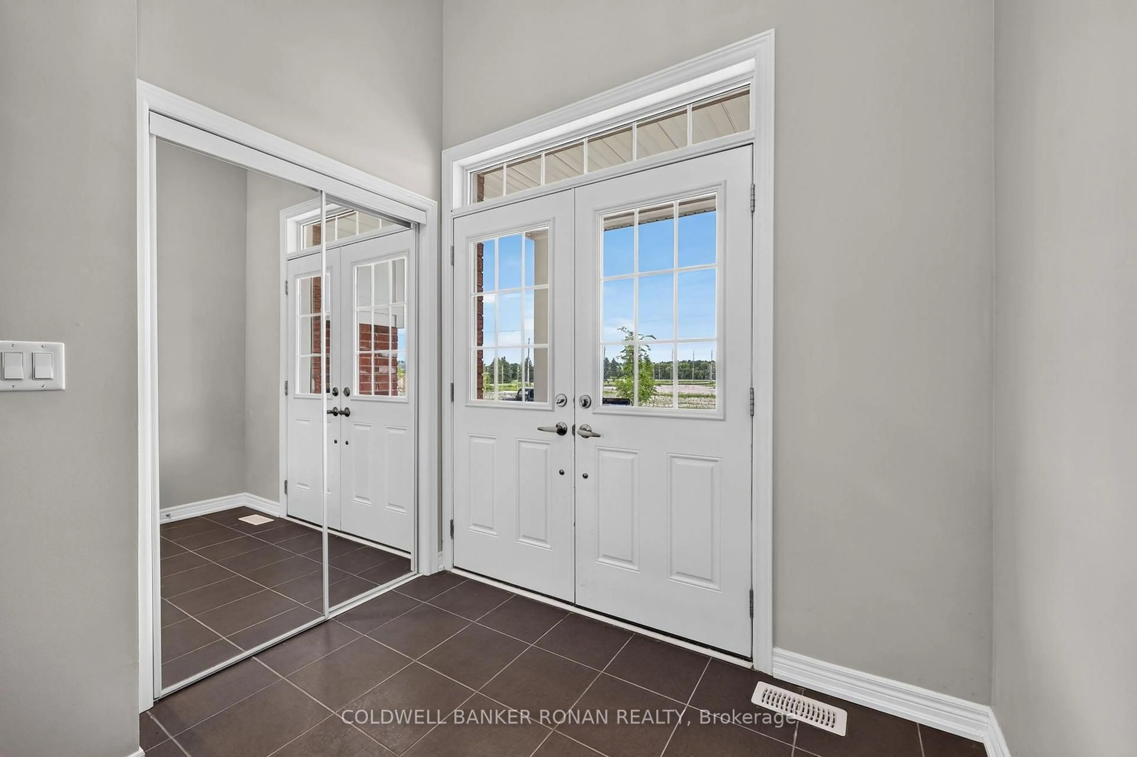 Indoor entryway for 120 Lorne Thomas Pl, New Tecumseth Ontario L9R 0V8
