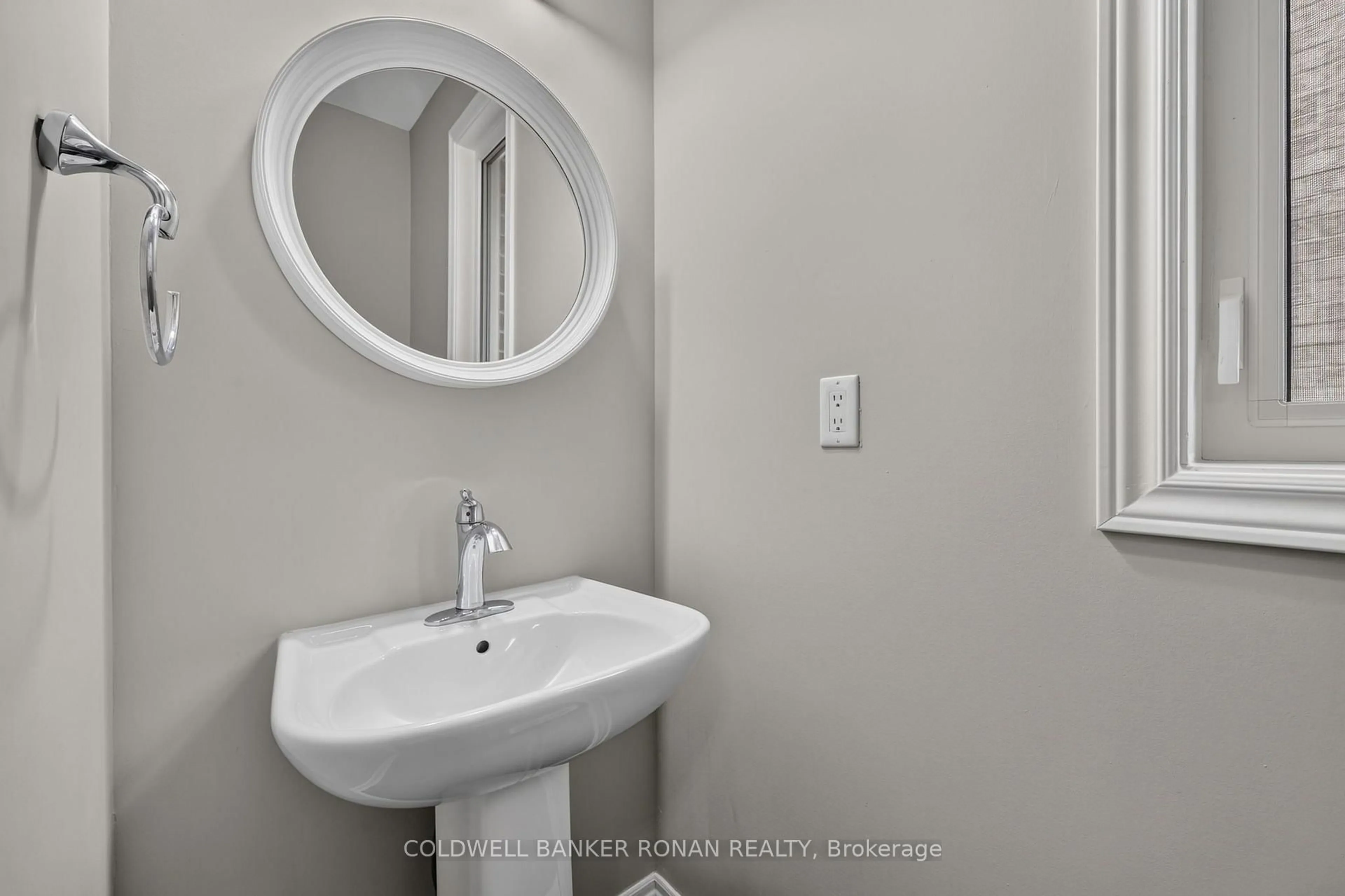 Standard bathroom, ceramic/tile floor for 120 Lorne Thomas Pl, New Tecumseth Ontario L9R 0V8