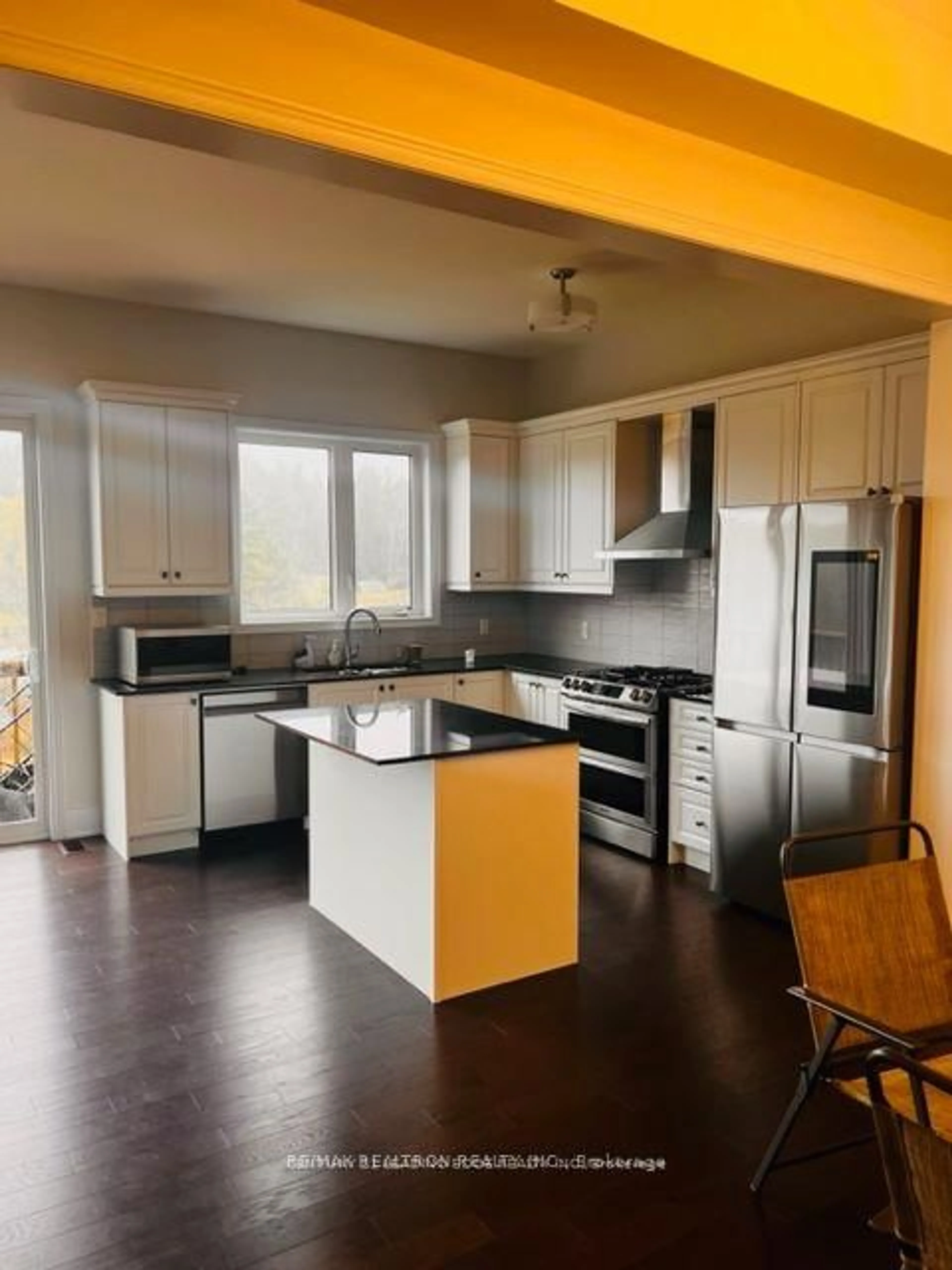 Open concept kitchen, wood/laminate floor for 184 Sunset Vista Crt, Aurora Ontario L4G 3Y1