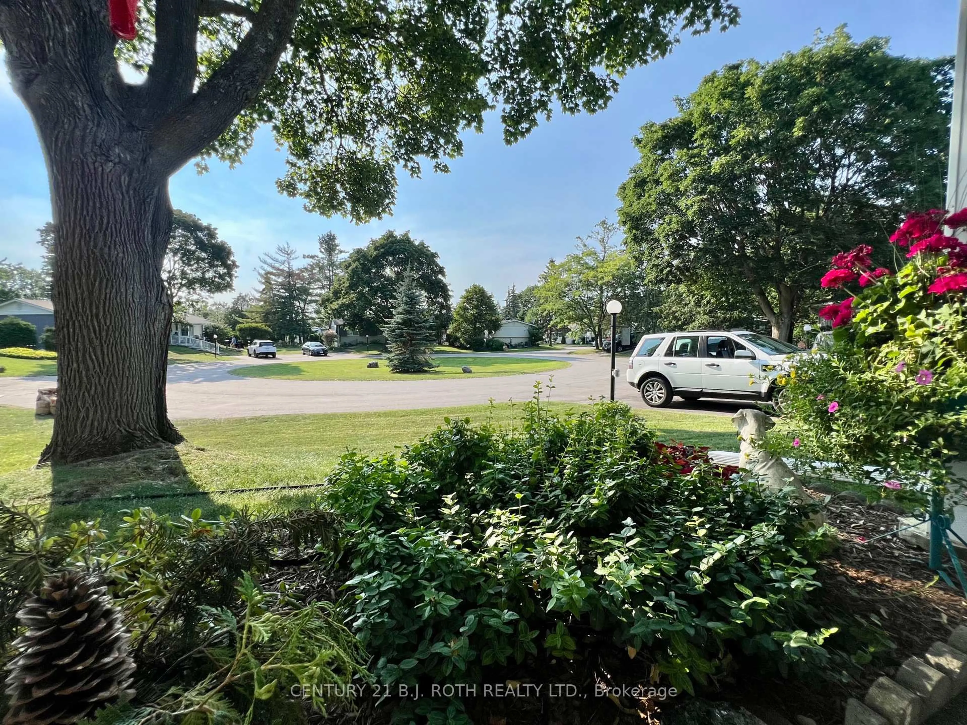 A pic from outside/outdoor area/front of a property/back of a property/a pic from drone, unknown for 5 Walnut Crt, Innisfil Ontario L9S 1M7