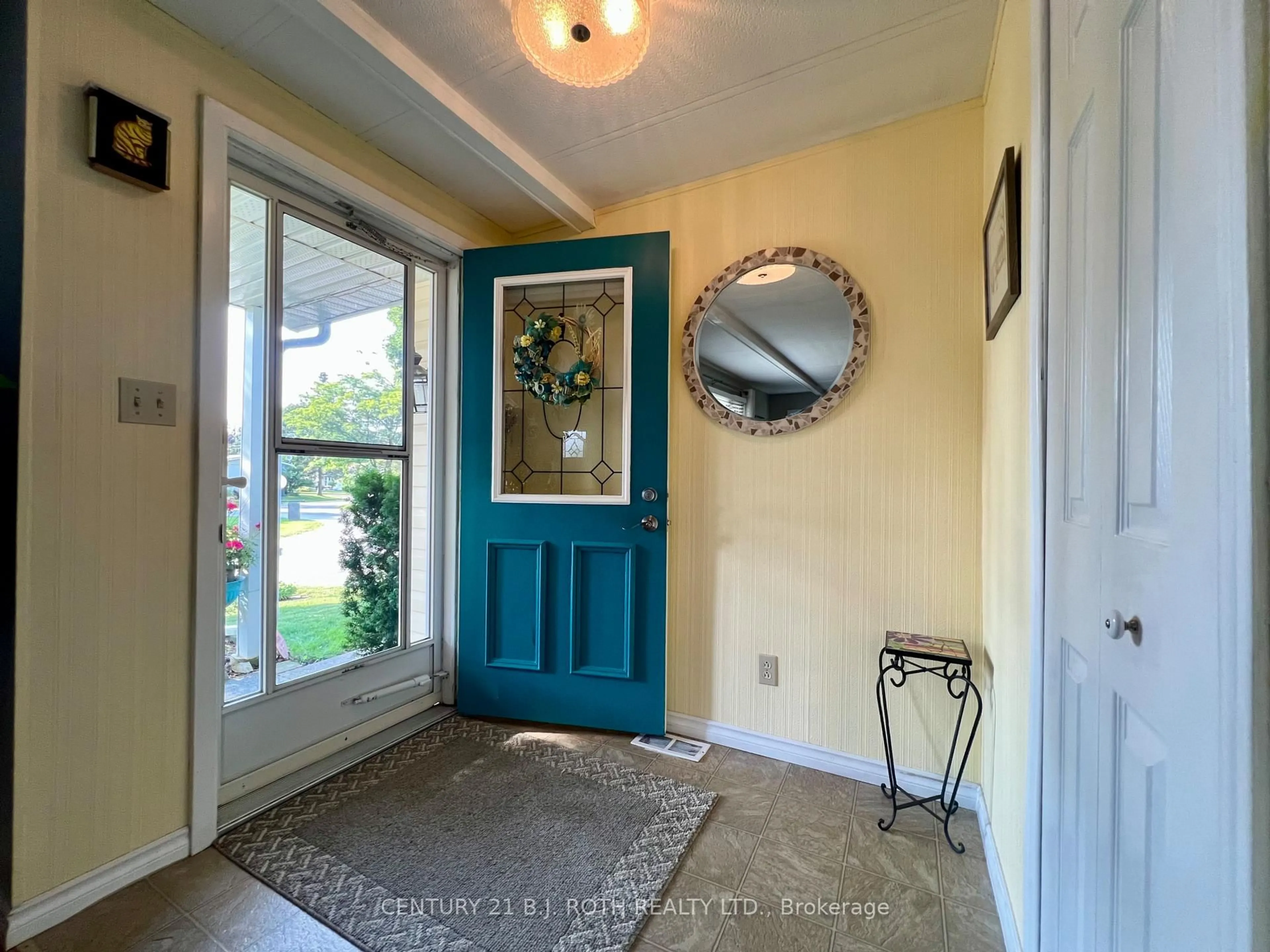 Indoor entryway for 5 Walnut Crt, Innisfil Ontario L9S 1M7