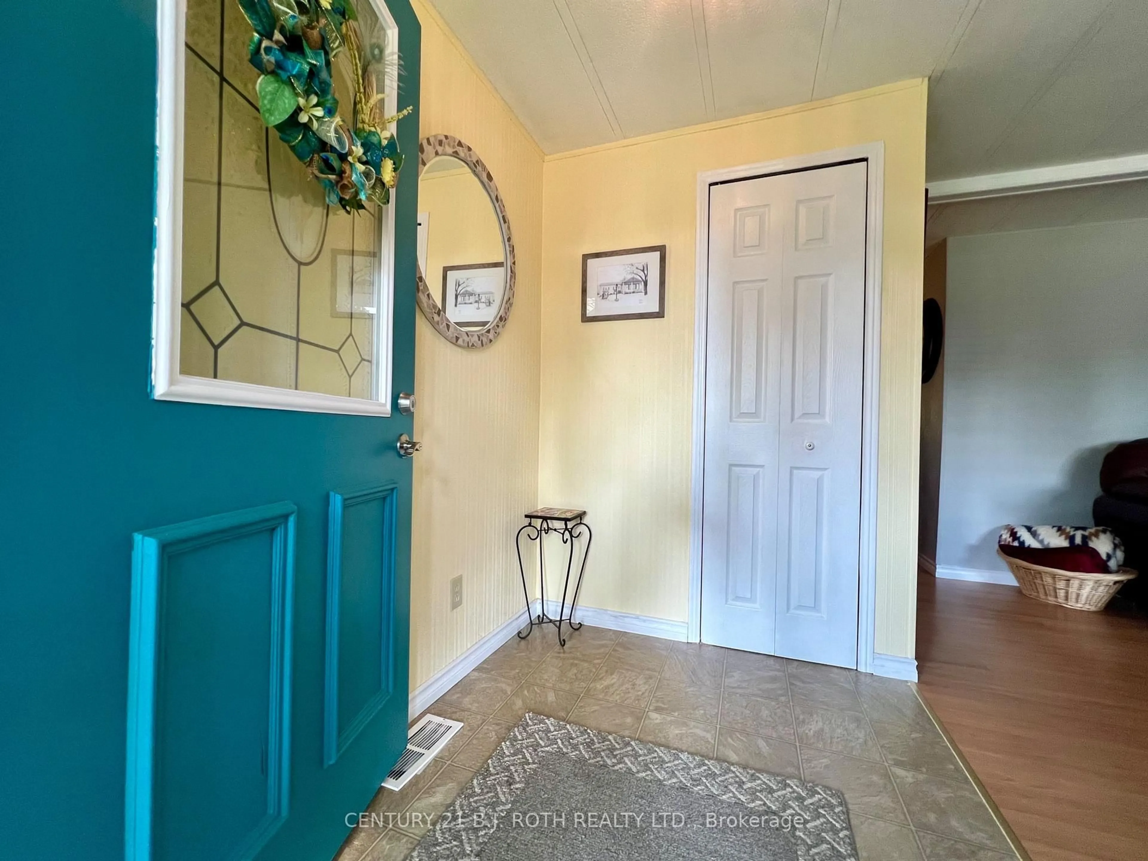 Indoor entryway for 5 Walnut Crt, Innisfil Ontario L9S 1M7