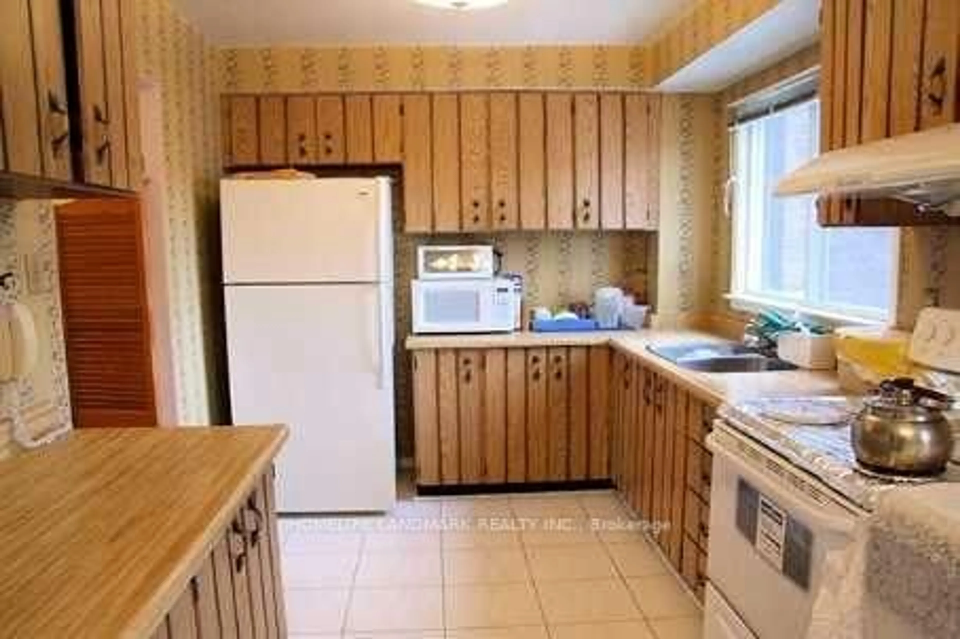 Standard kitchen, wood/laminate floor for 45 Ashglen Way, Markham Ontario L3R 3A6
