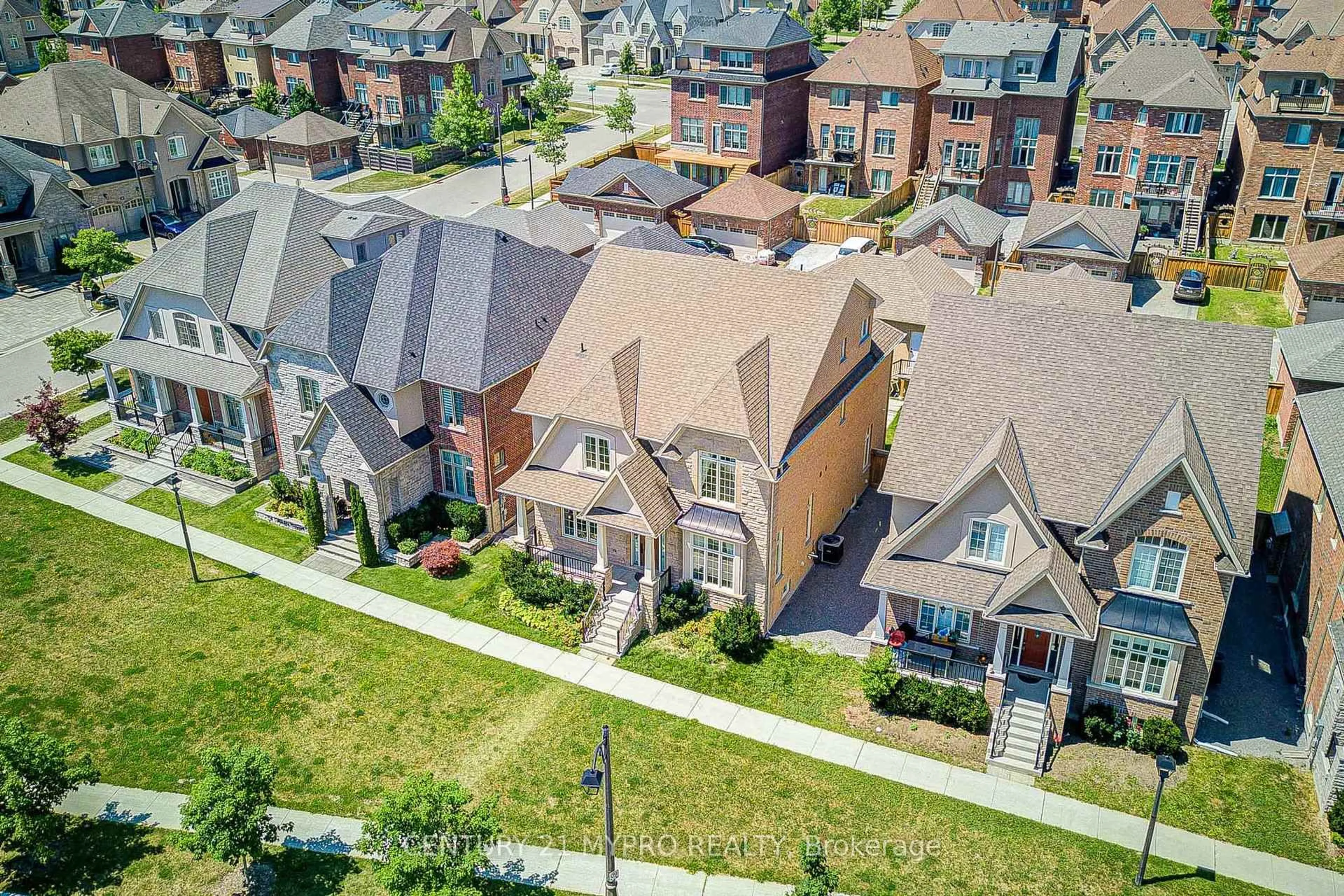 A pic from outside/outdoor area/front of a property/back of a property/a pic from drone, street for 6 Tralee Crt, Markham Ontario L6C 0V1