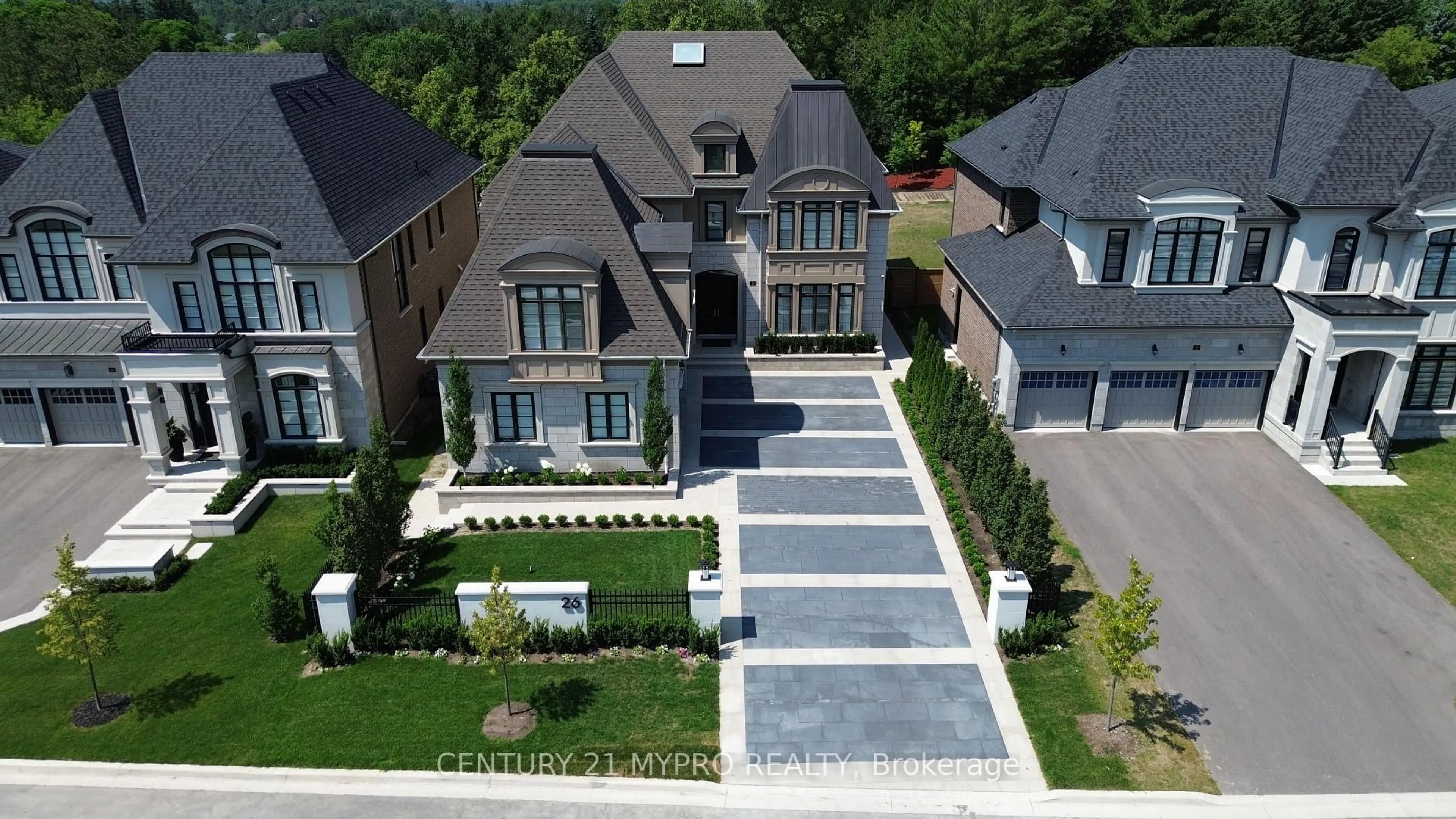 A pic from outside/outdoor area/front of a property/back of a property/a pic from drone, street for 26 Calla Tr, Aurora Ontario L4G 3Z5