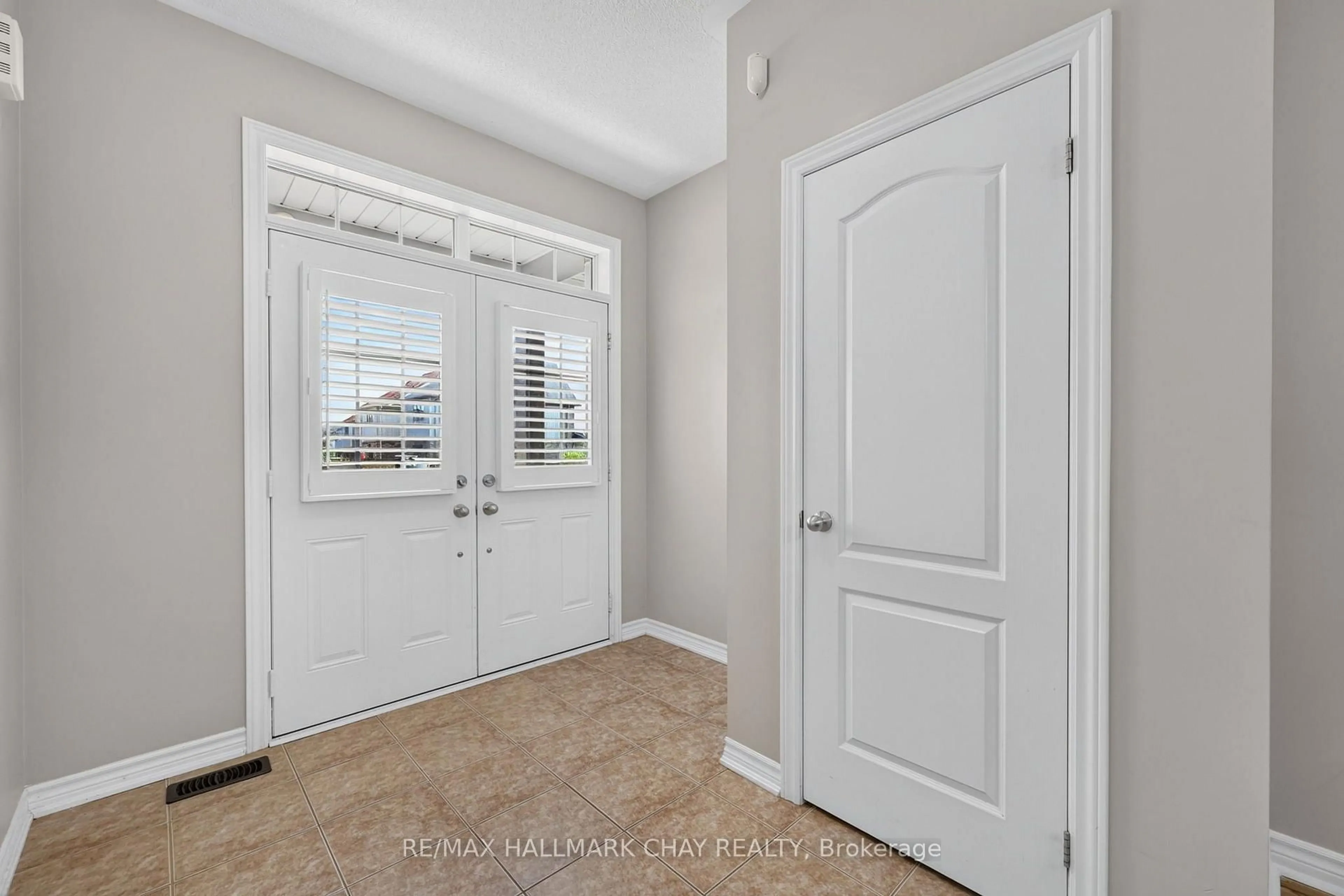 Indoor entryway for 72 Decarolis Cres, Essa Ontario L3W 0B2