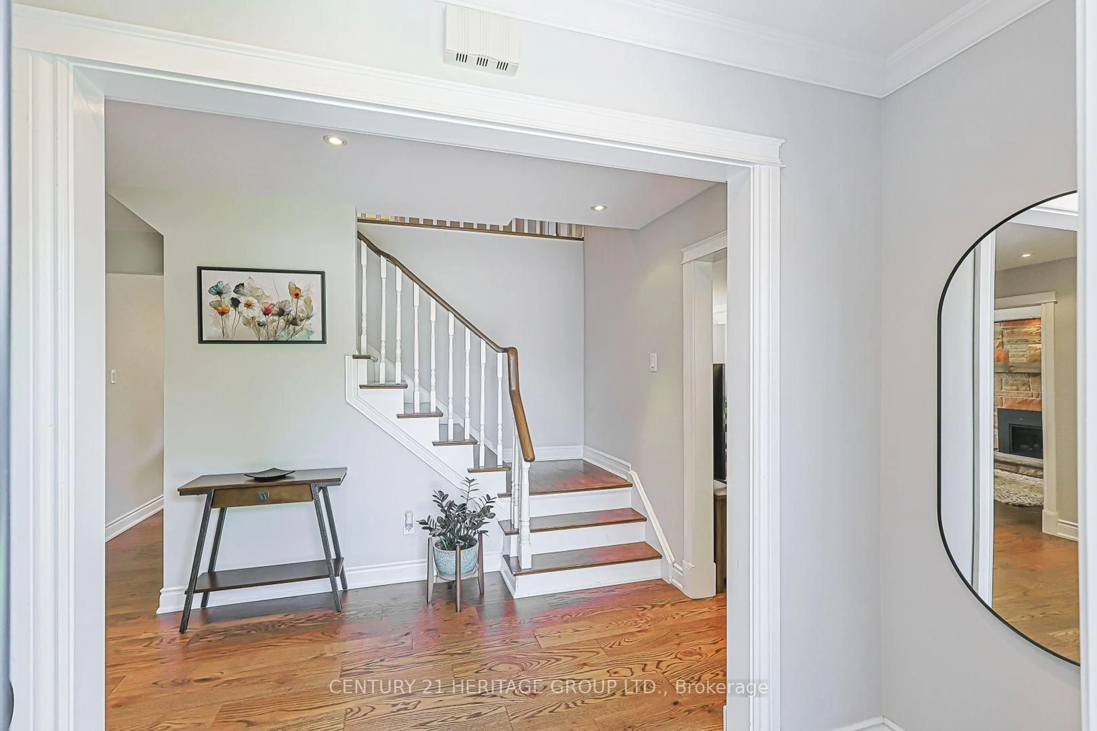 Indoor entryway for 380 Selby Cres, Newmarket Ontario L3Y 6E1