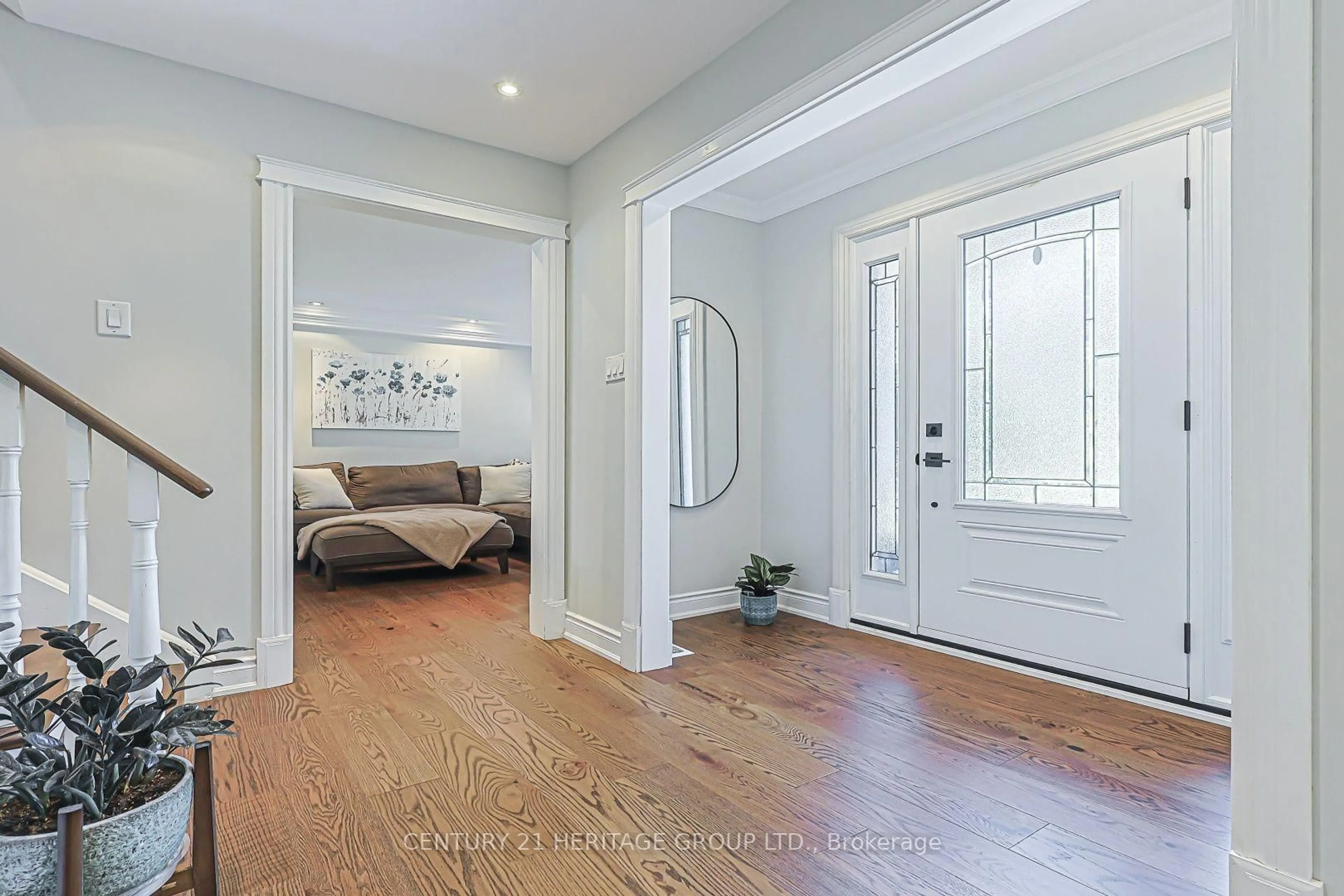 Indoor entryway for 380 Selby Cres, Newmarket Ontario L3Y 6E1