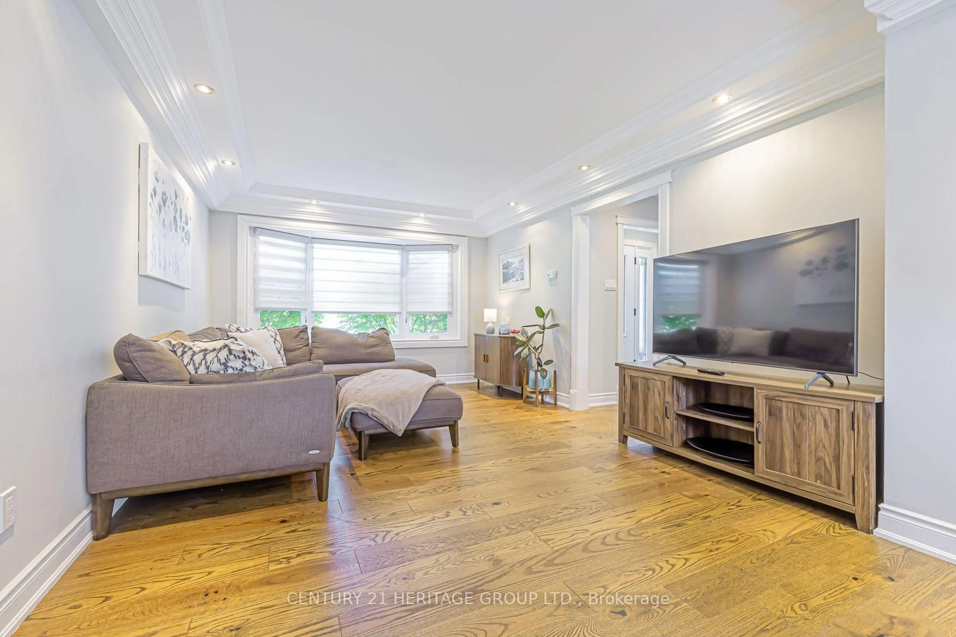 Living room with furniture, wood/laminate floor for 380 Selby Cres, Newmarket Ontario L3Y 6E1