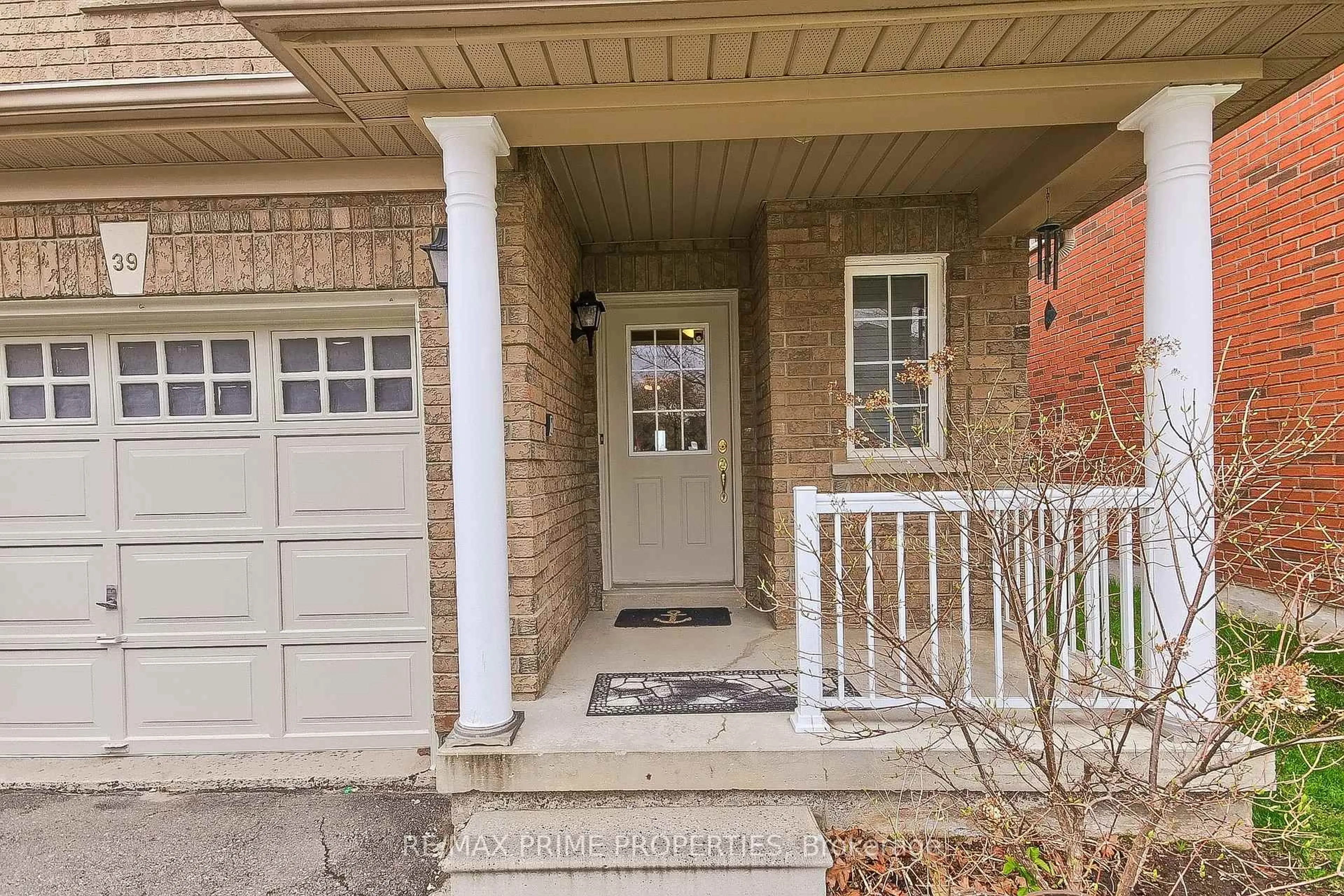 Indoor entryway for 39 Laurendale Ave, Georgina Ontario L4P 4A8