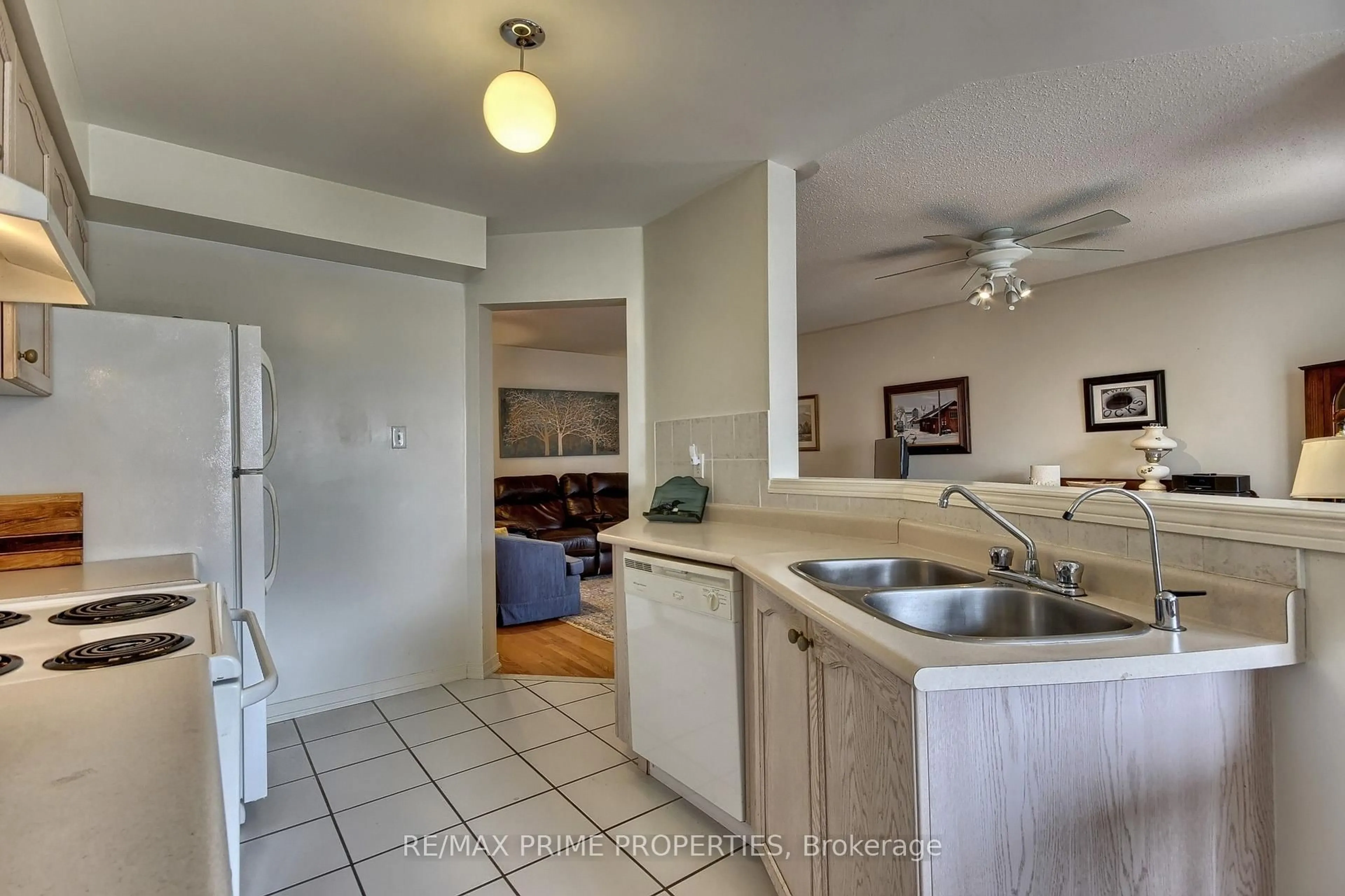 Standard kitchen, unknown for 39 Laurendale Ave, Georgina Ontario L4P 4A8