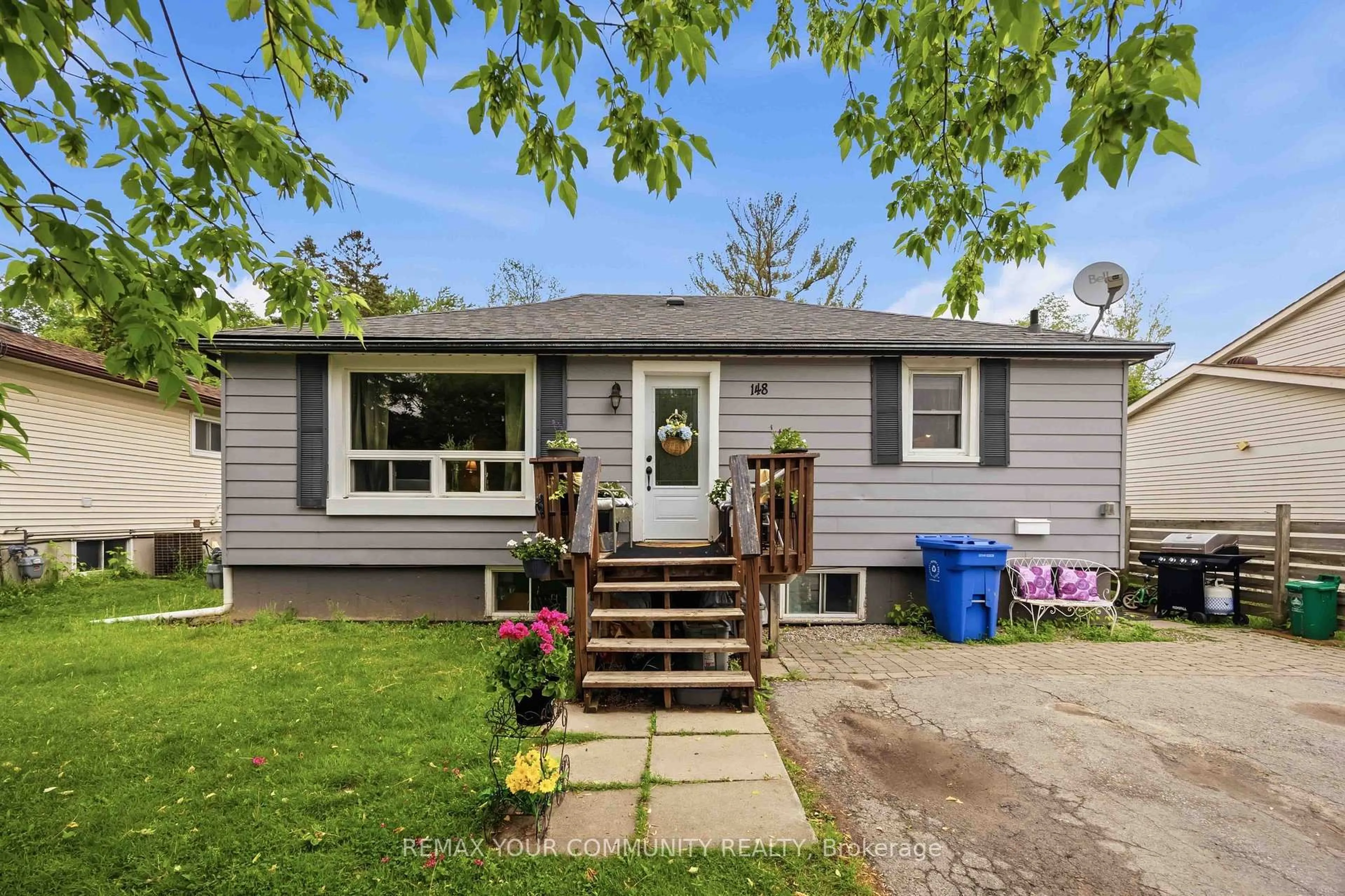 Home with vinyl exterior material, street for 148 Bayview Ave, Georgina Ontario L4P 2S9