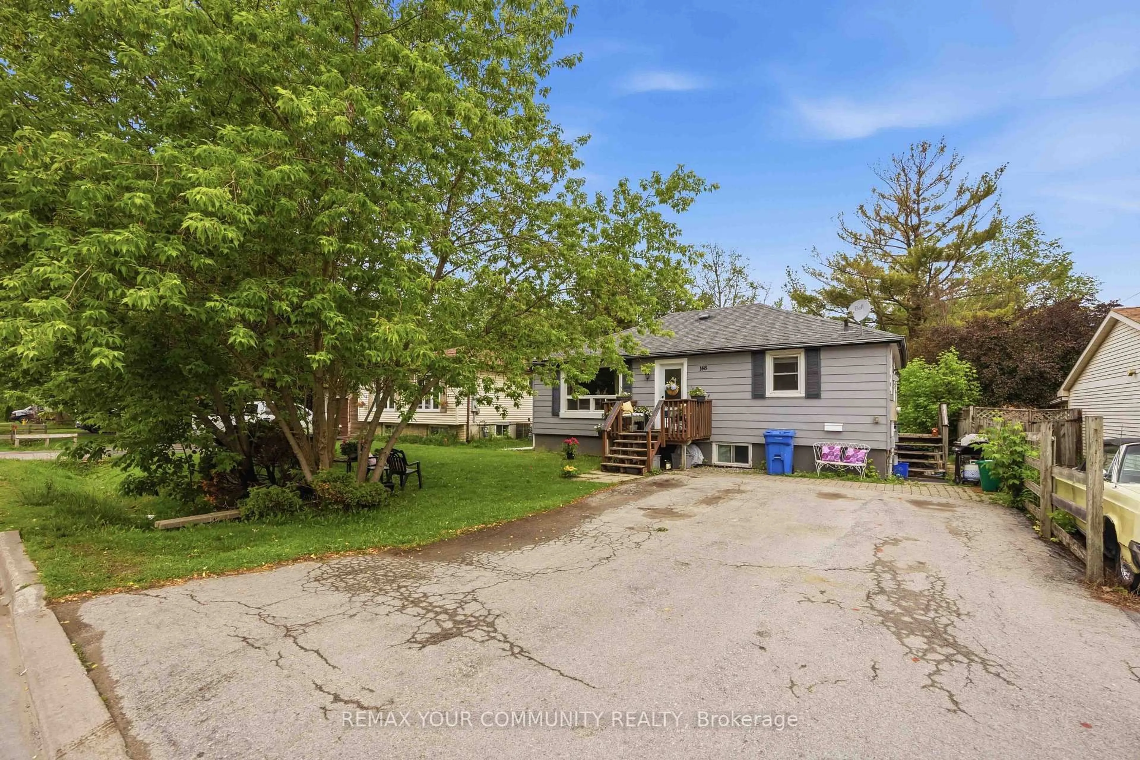 A pic from outside/outdoor area/front of a property/back of a property/a pic from drone, street for 148 Bayview Ave, Georgina Ontario L4P 2S9