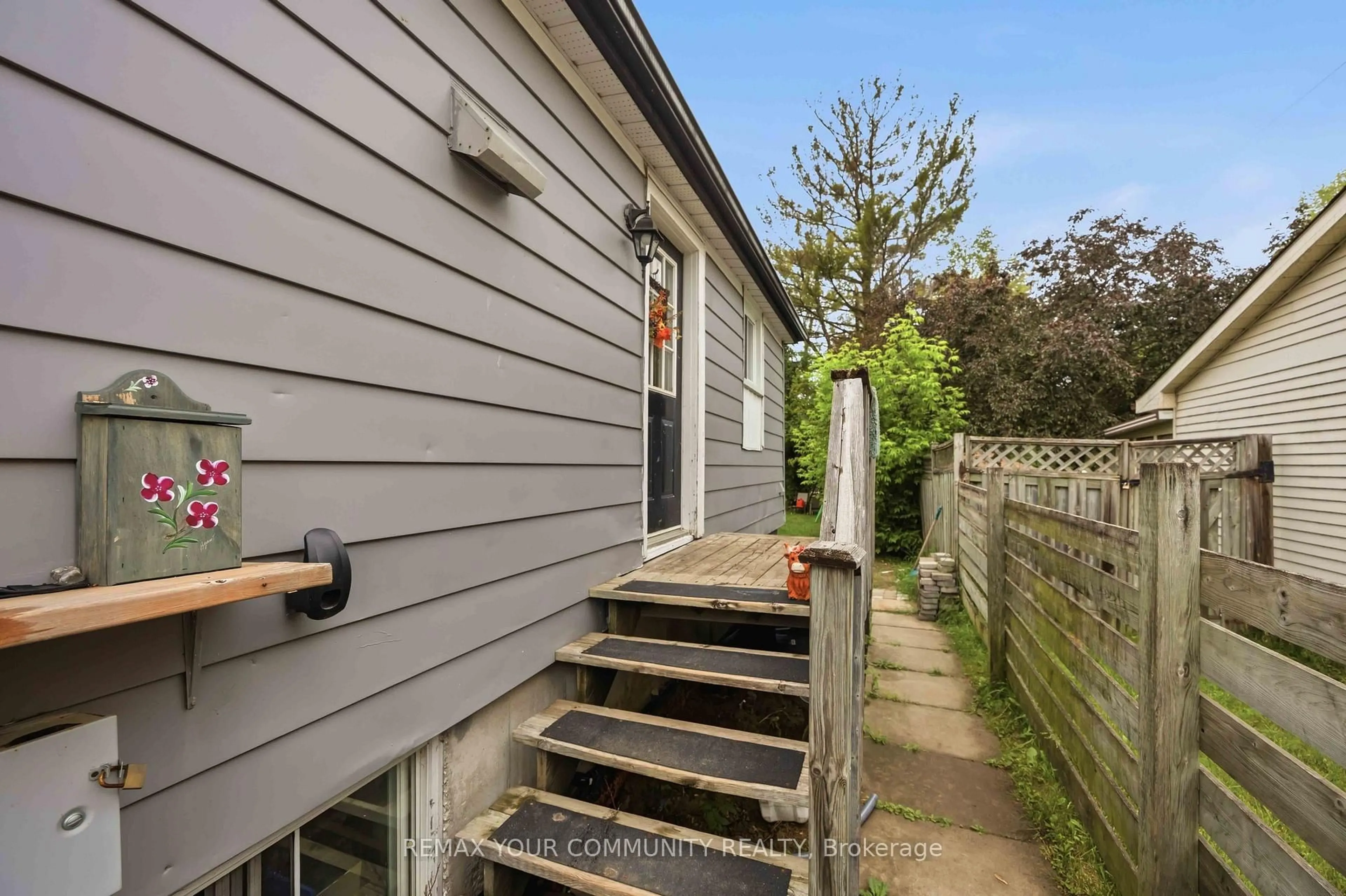 A pic from outside/outdoor area/front of a property/back of a property/a pic from drone, street for 148 Bayview Ave, Georgina Ontario L4P 2S9