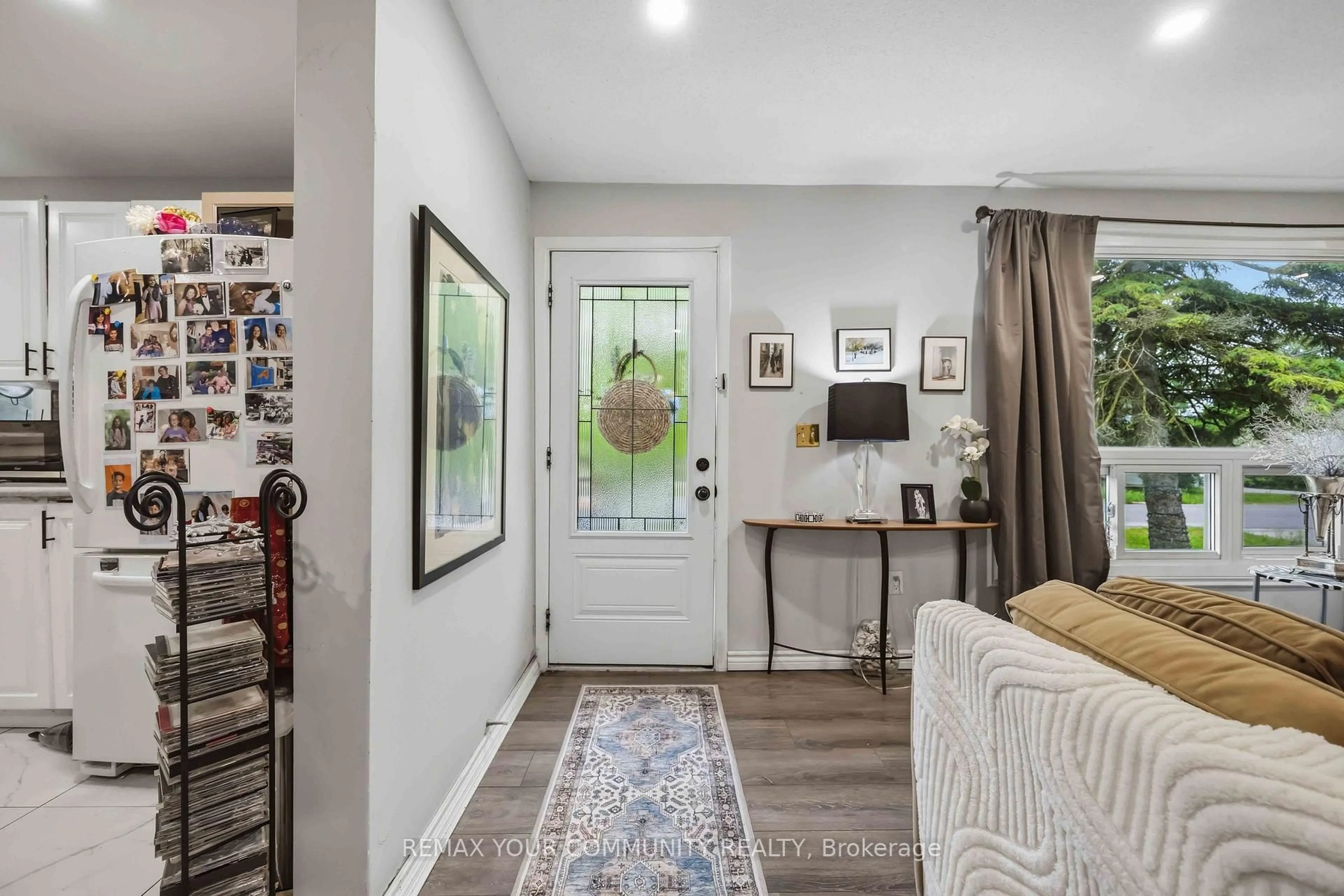 Indoor entryway for 148 Bayview Ave, Georgina Ontario L4P 2S9
