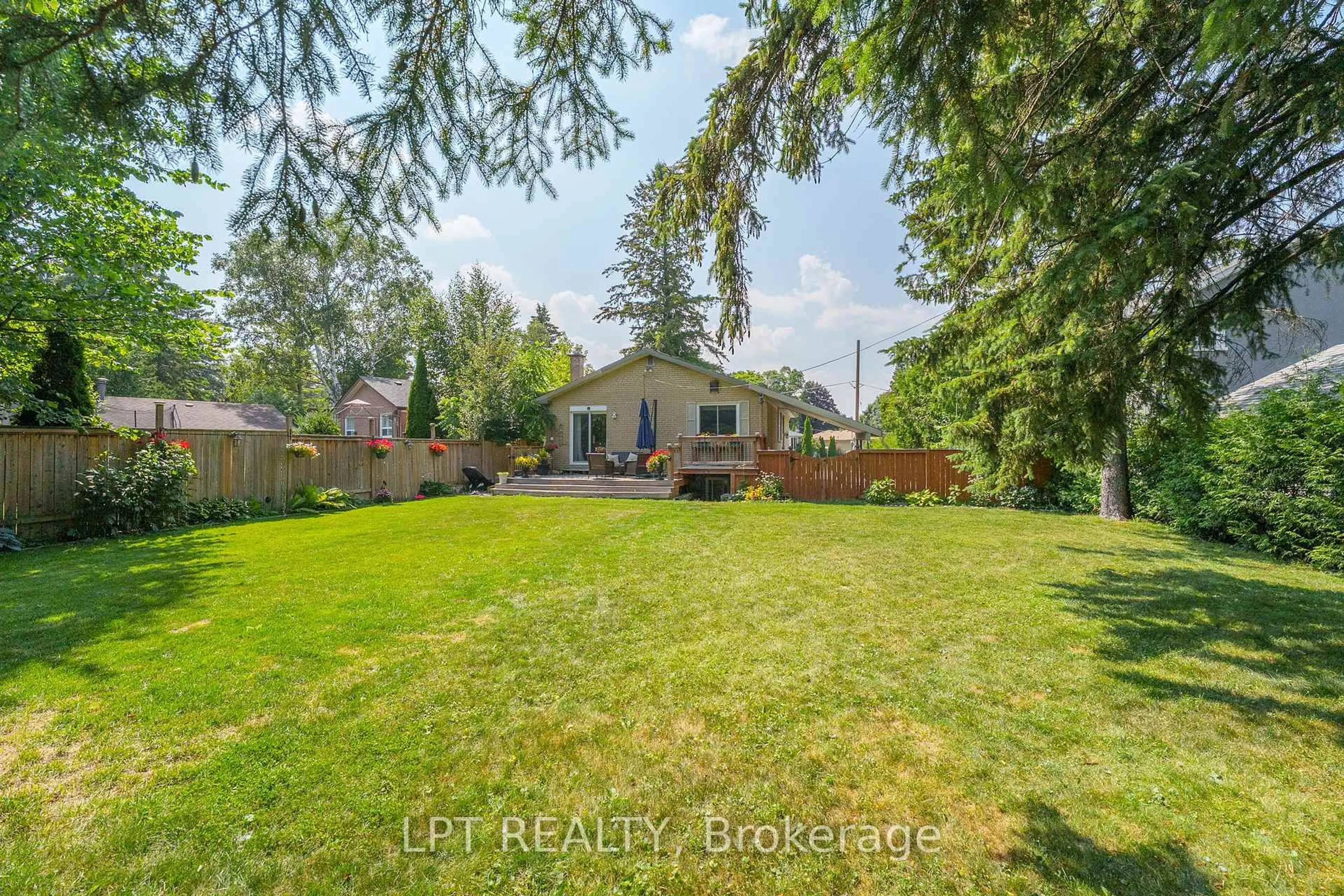A pic from outside/outdoor area/front of a property/back of a property/a pic from drone, street for 31 Patrick Dr, Aurora Ontario L4G 2A6
