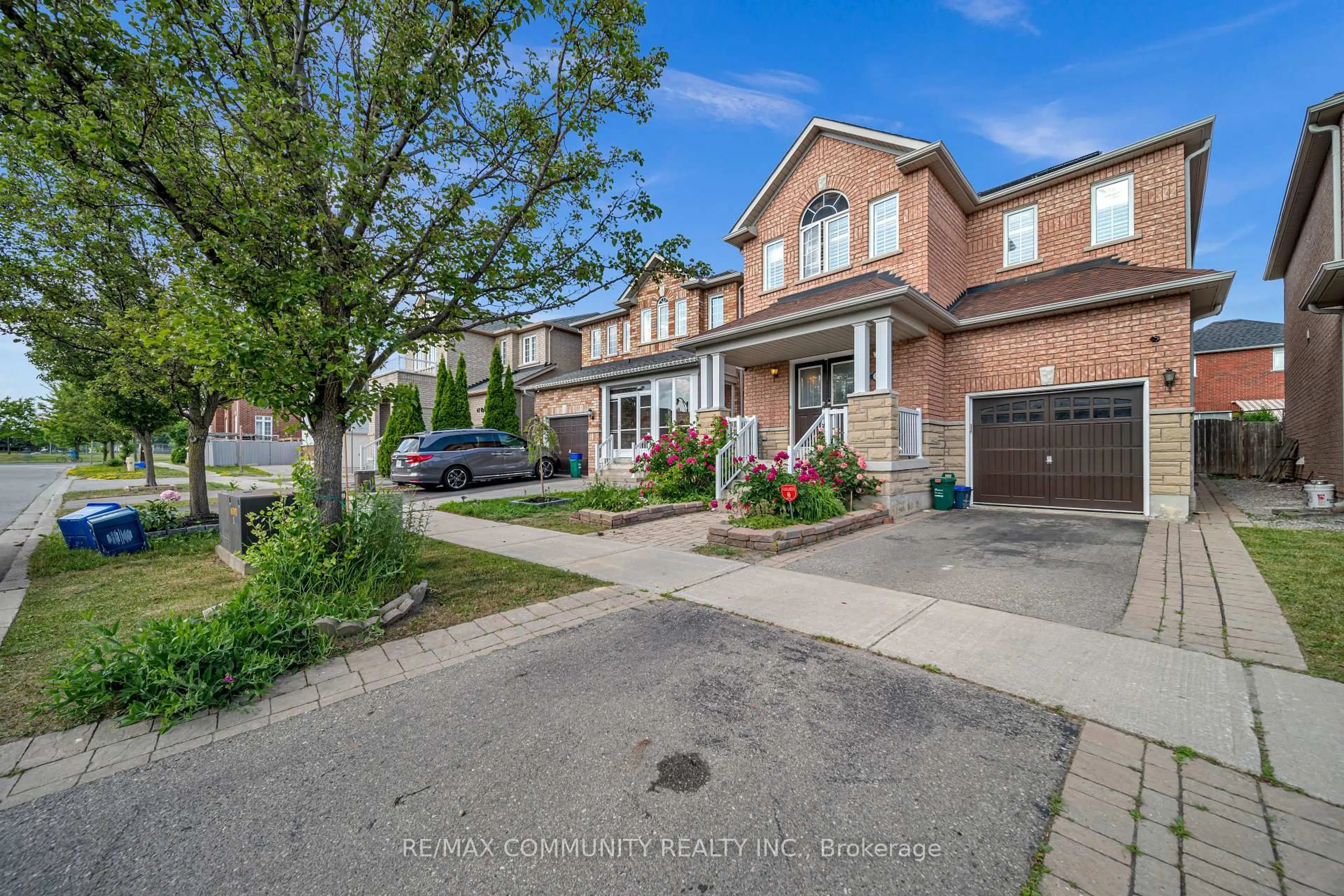 A pic from outside/outdoor area/front of a property/back of a property/a pic from drone, street for 37 Rachett Rd, Markham Ontario L6E 1W5