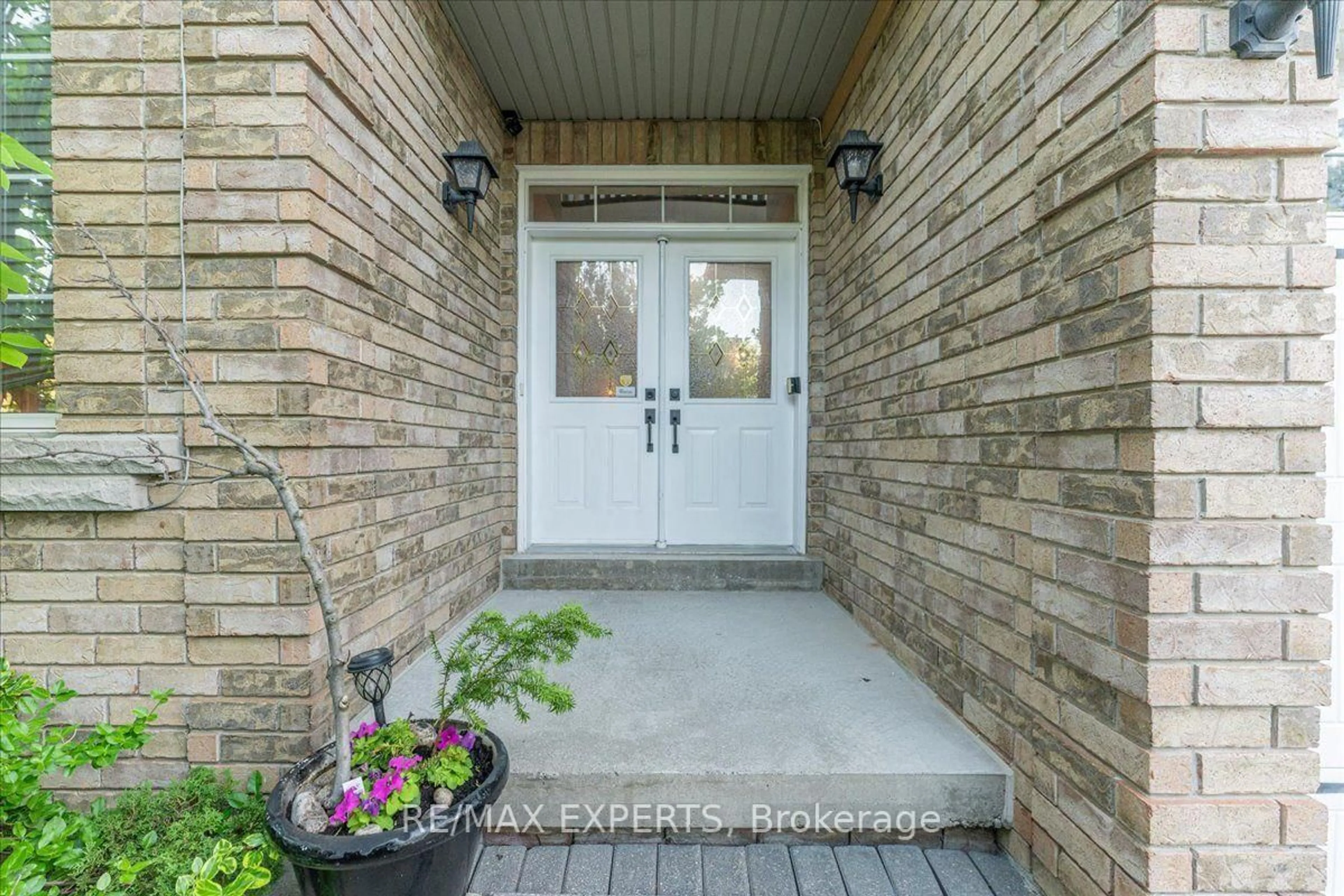Indoor entryway for 110 Velmar Dr, Vaughan Ontario L4L 8W4