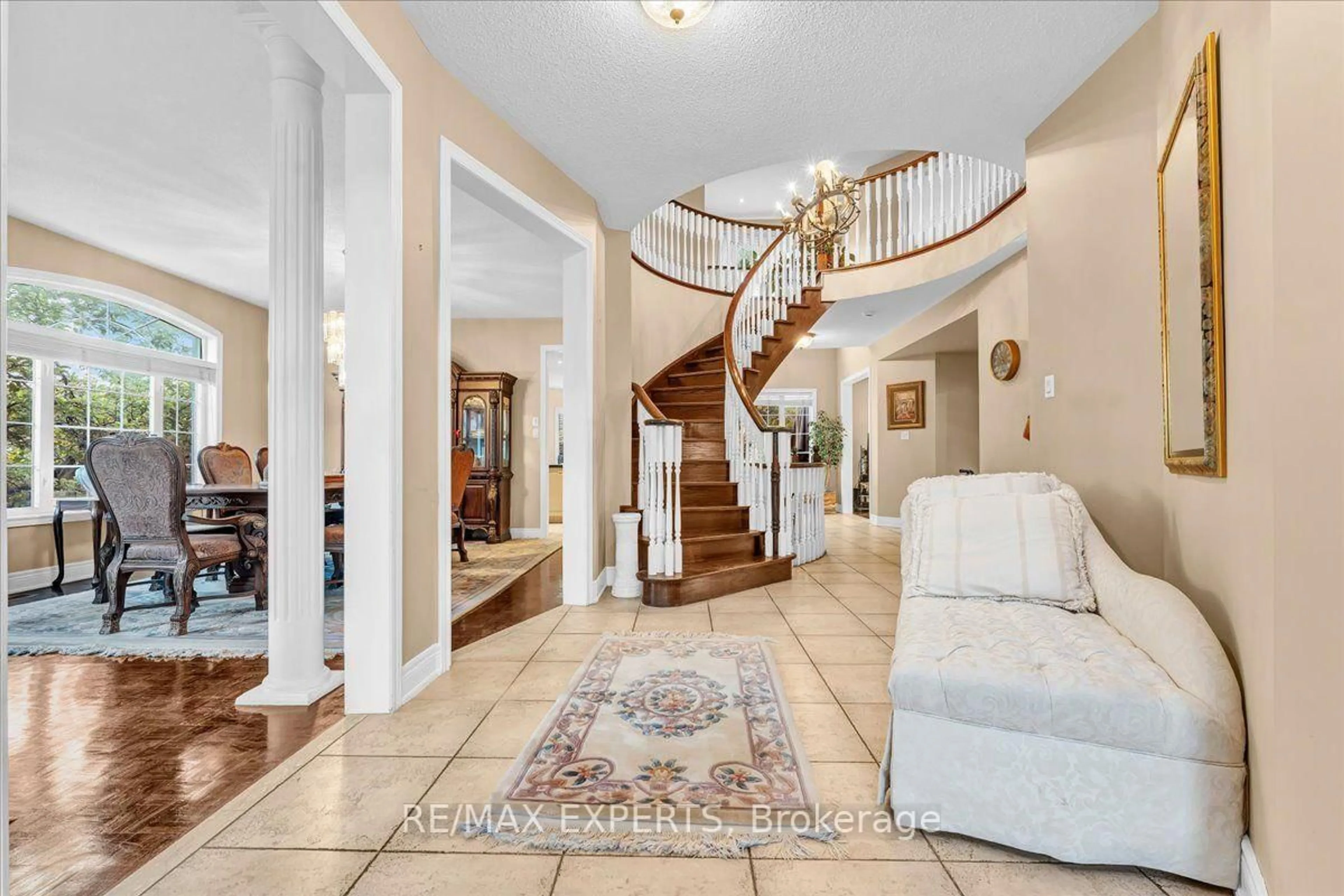 Indoor foyer for 110 Velmar Dr, Vaughan Ontario L4L 8W4