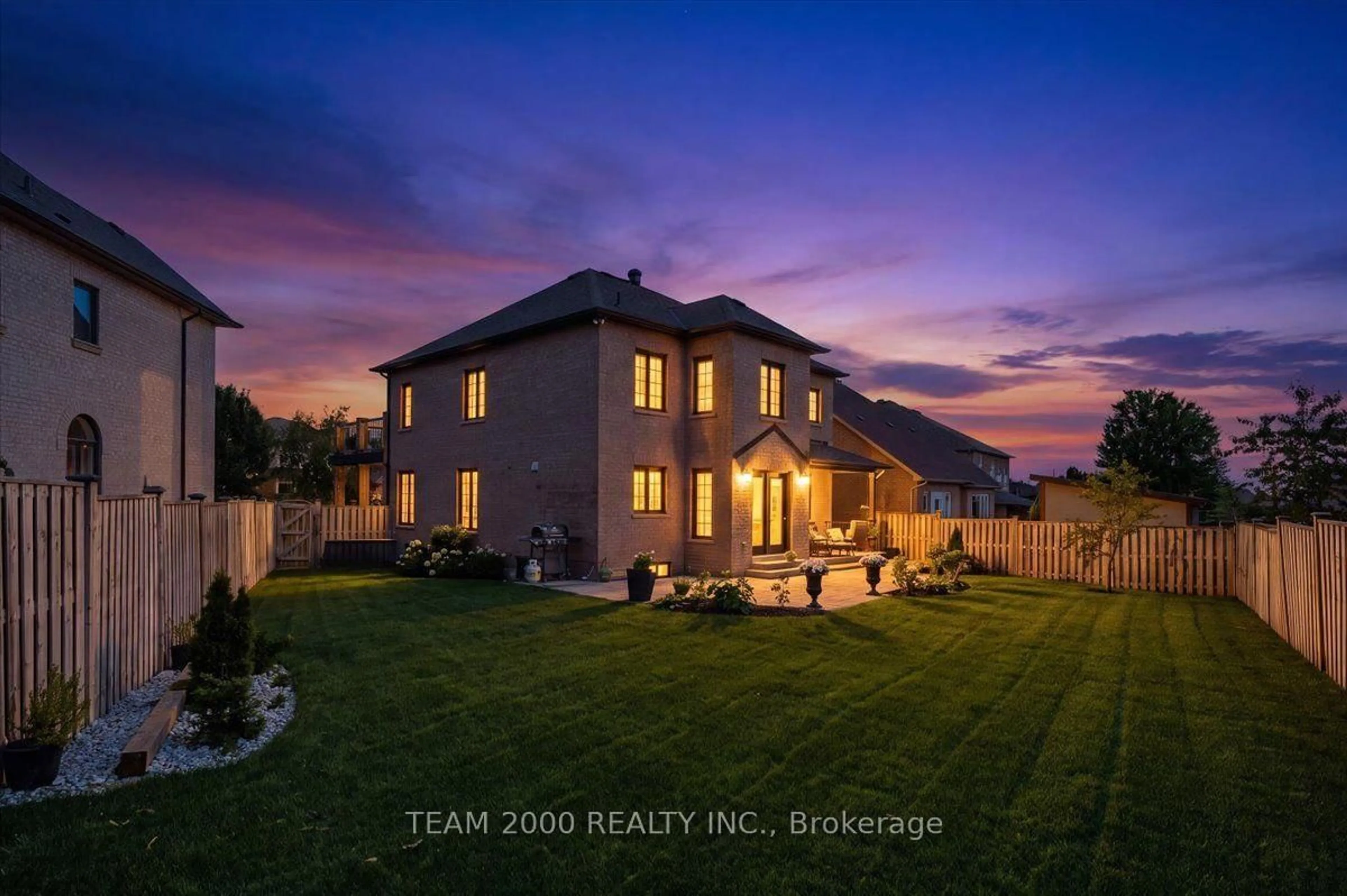 A pic from outside/outdoor area/front of a property/back of a property/a pic from drone, unknown for 26 Crown Cres, Vaughan Ontario L4H 1S7