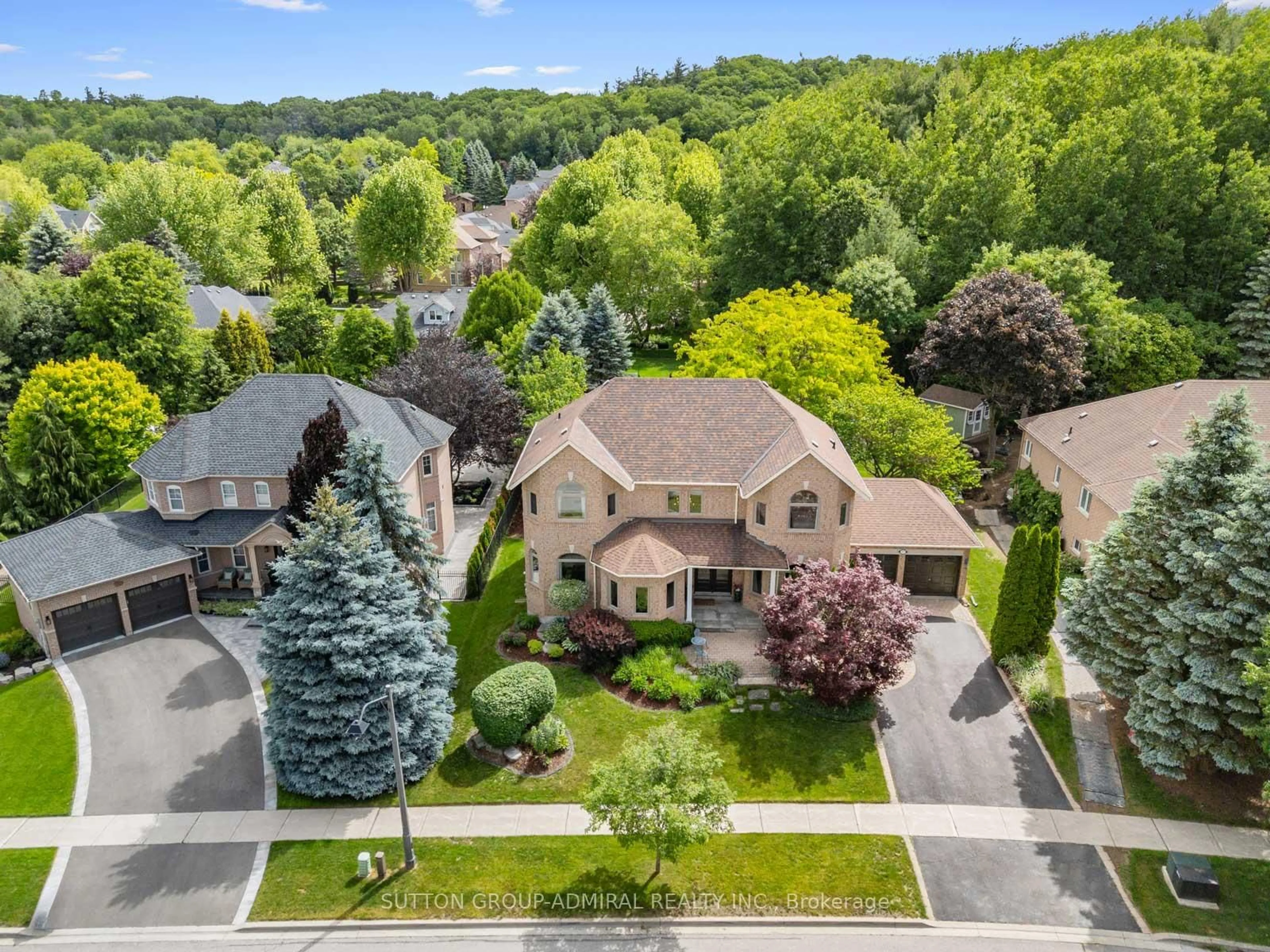 A pic from outside/outdoor area/front of a property/back of a property/a pic from drone, street for 37 Nevada Cres, Vaughan Ontario L6A 2V5