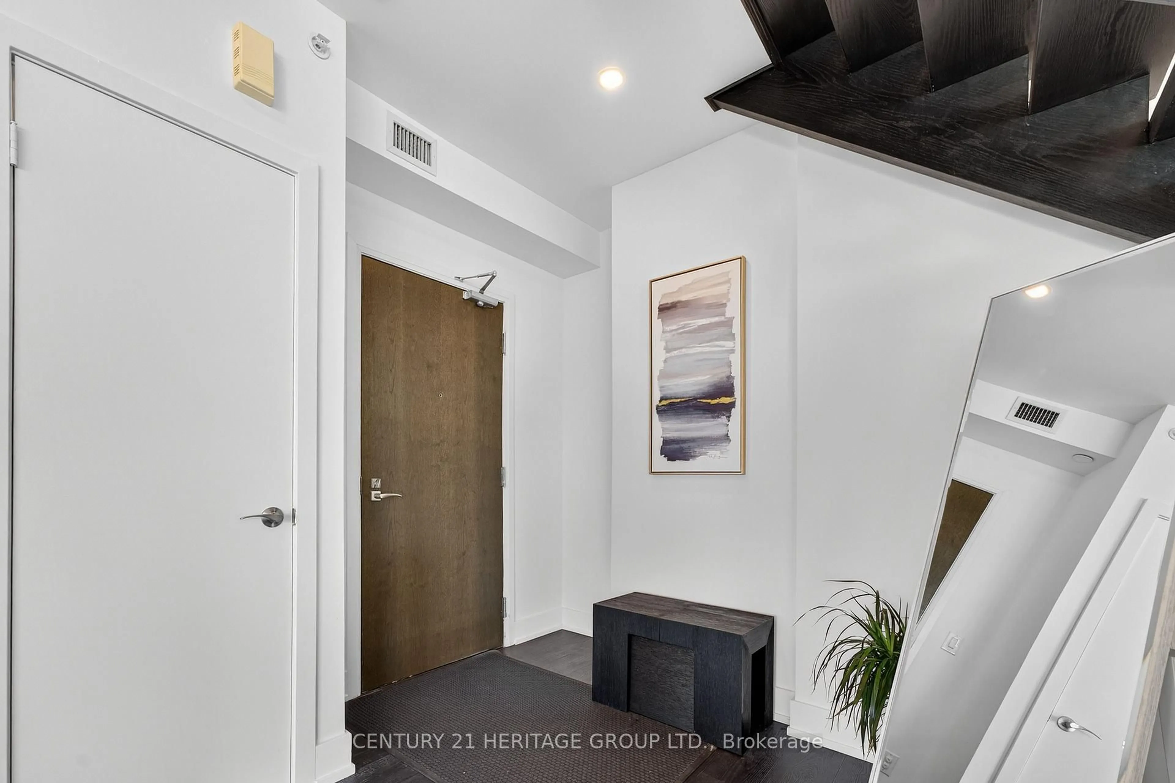 Indoor entryway for 2910 Highway 7 Rd #Ph05 (3605), Vaughan Ontario L4K 0H8