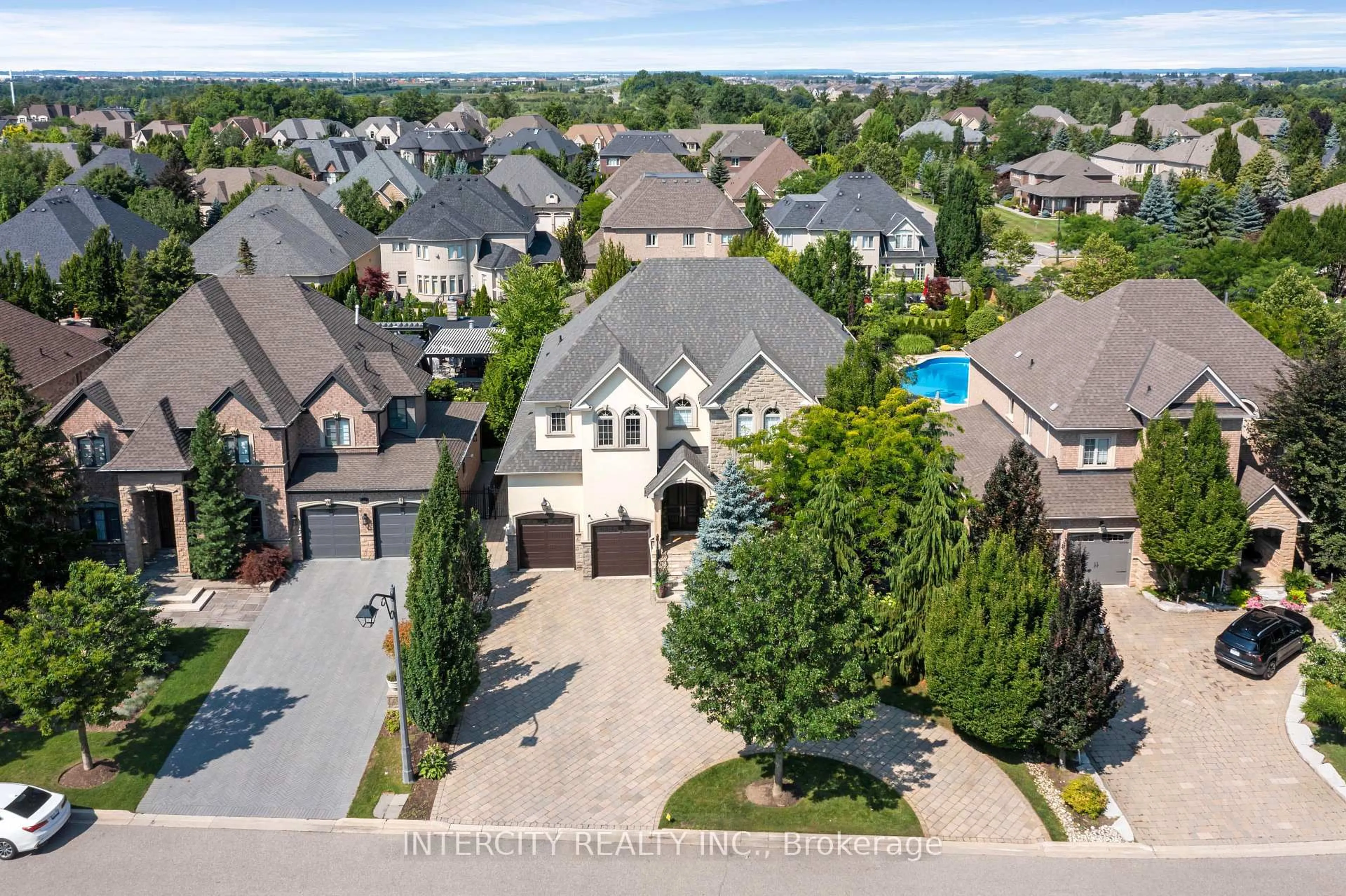 A pic from outside/outdoor area/front of a property/back of a property/a pic from drone, street for 118 Park Ridge Dr, Vaughan Ontario L0J 1C0