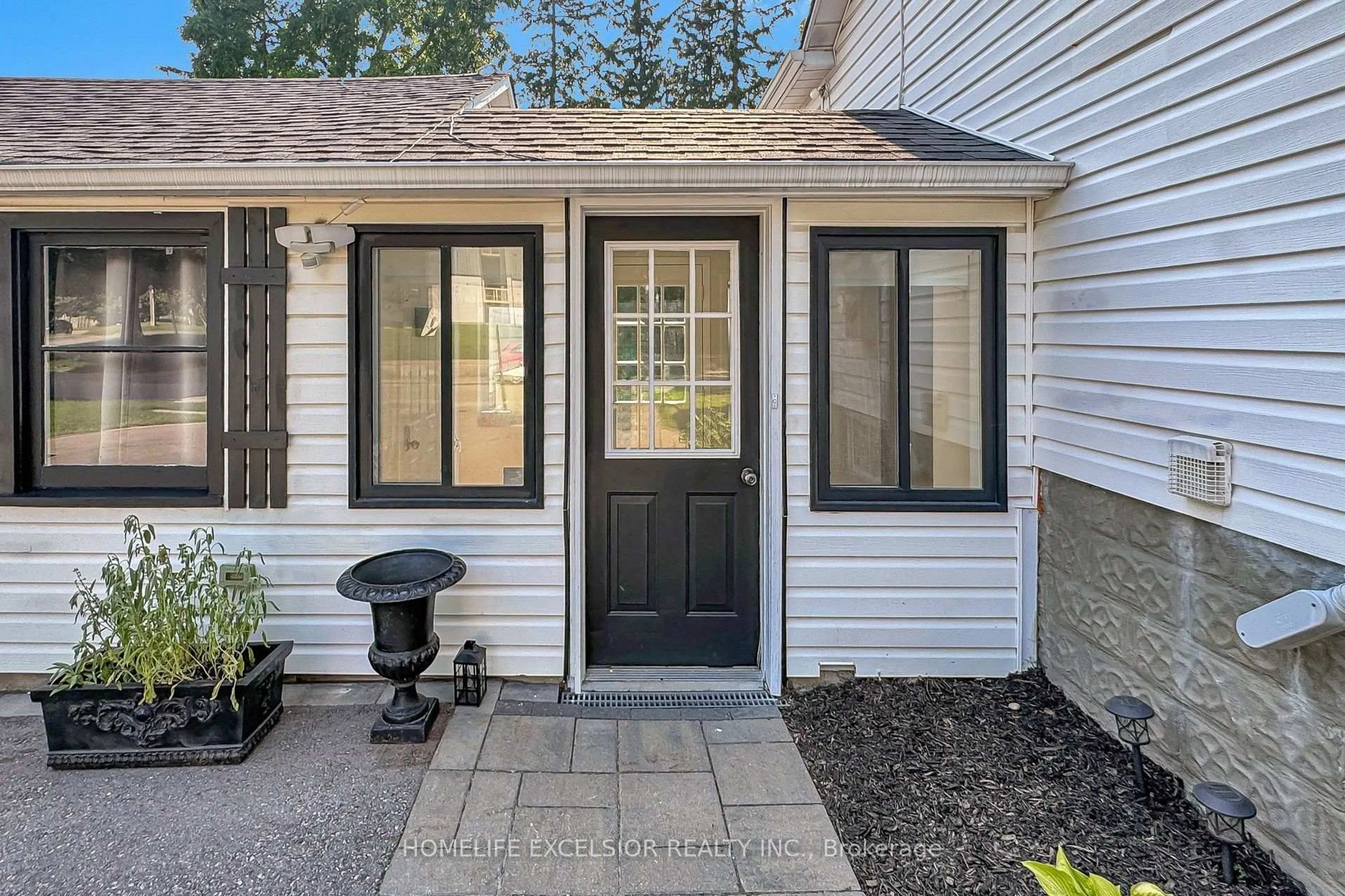 Indoor entryway for 4 Albert St, Whitchurch-Stouffville Ontario L4A 4H1