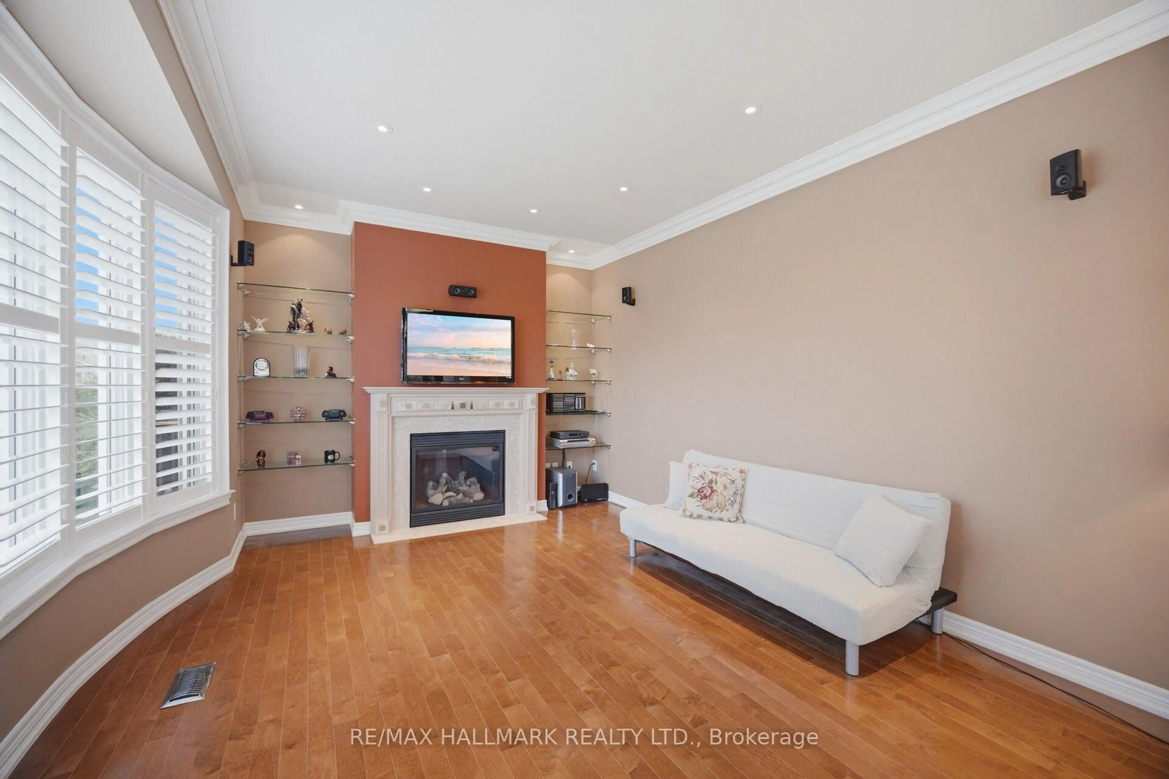 Living room with furniture, wood/laminate floor for 116 Beare Tr, Newmarket Ontario L3X 3B6