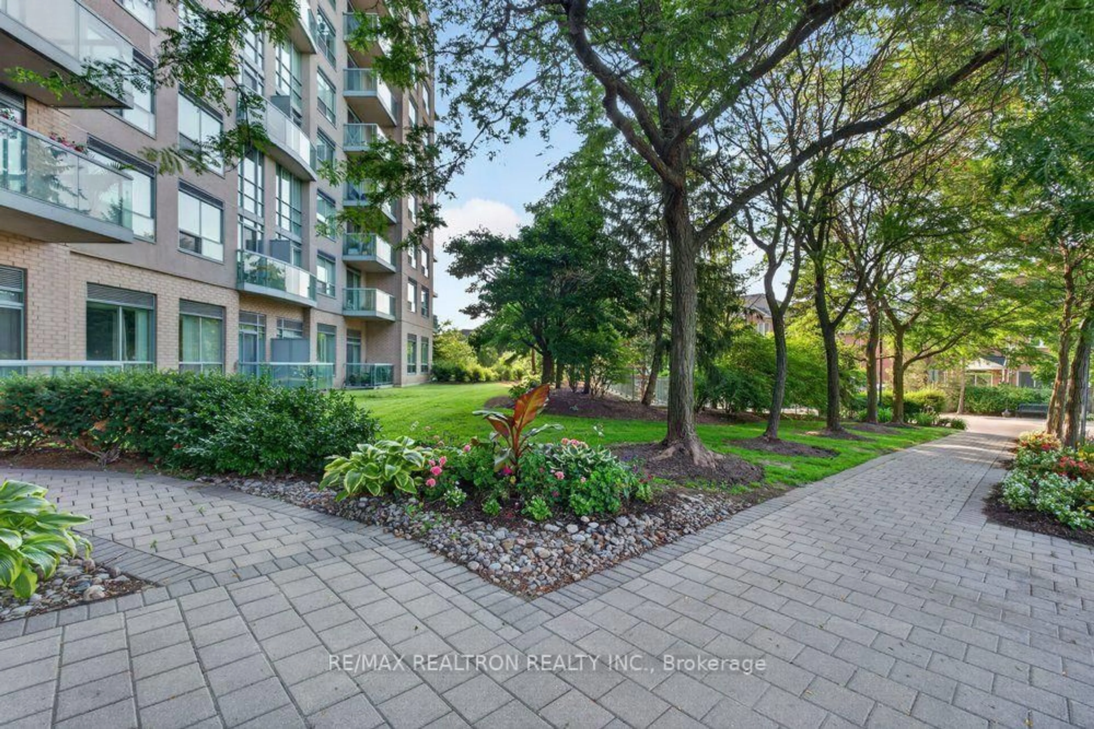 Patio, unknown for 3 Ellesmere St #326, Richmond Hill Ontario L4B 4N2
